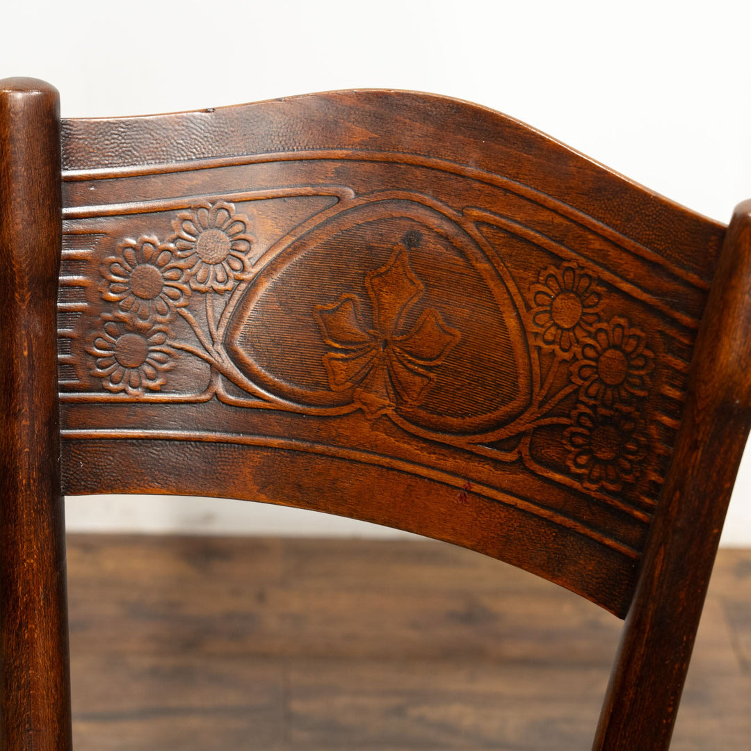 フラワーモチーフのエンボス加工が可愛らしい パネルバック ベントウッドチェア /25G-3