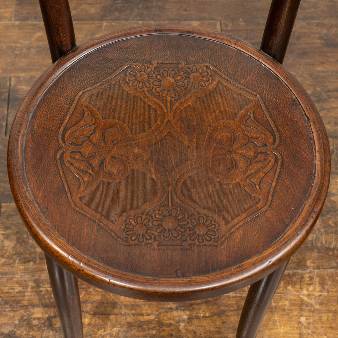 フラワーモチーフのエンボス加工が可愛らしい パネルバック ベントウッドチェア /25G-3