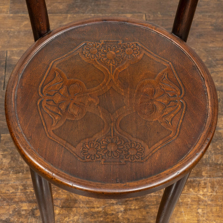 フラワーモチーフのエンボス加工が可愛らしい パネルバック ベントウッドチェア /25G-3