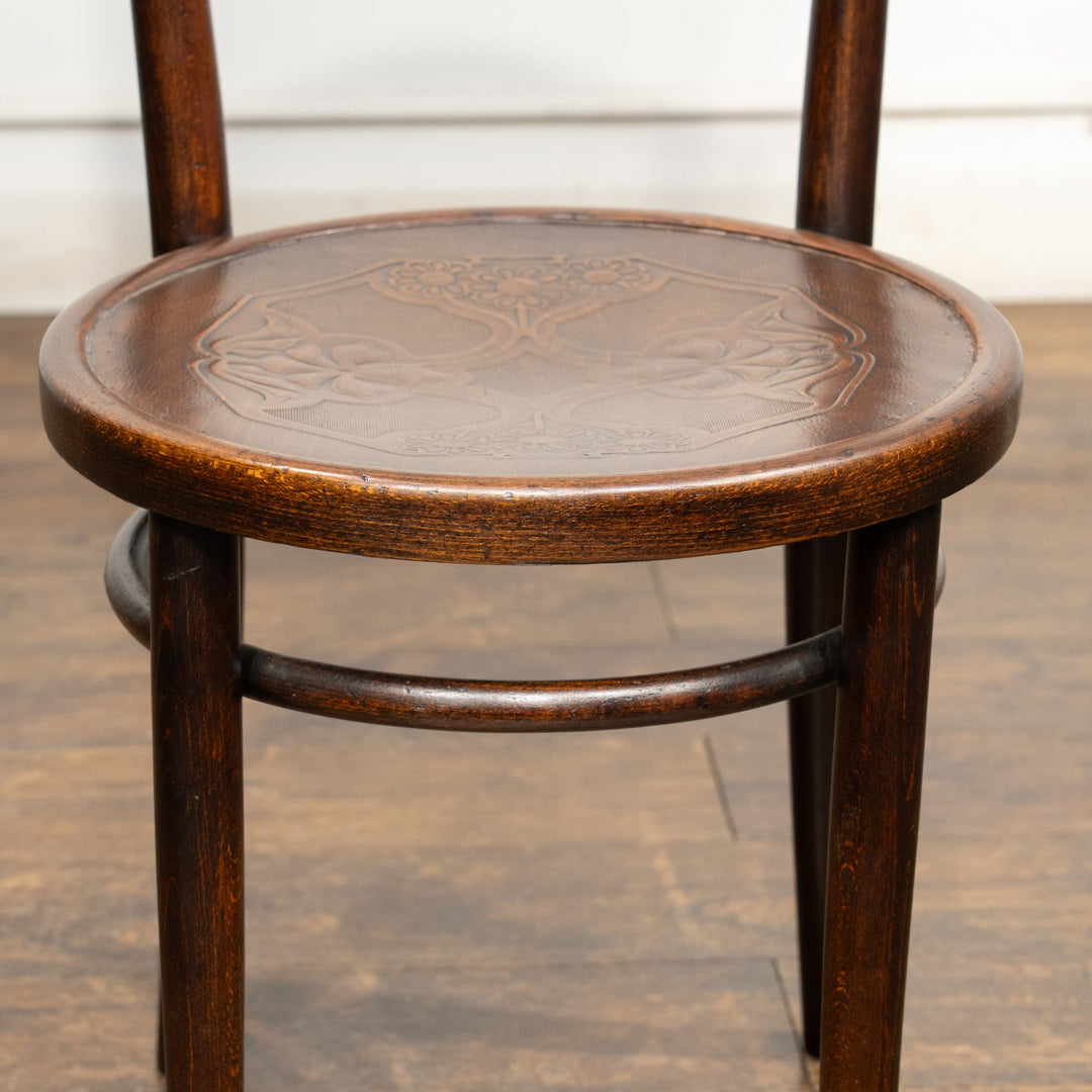 フラワーモチーフのエンボス加工が可愛らしい パネルバック ベントウッドチェア /25G-3