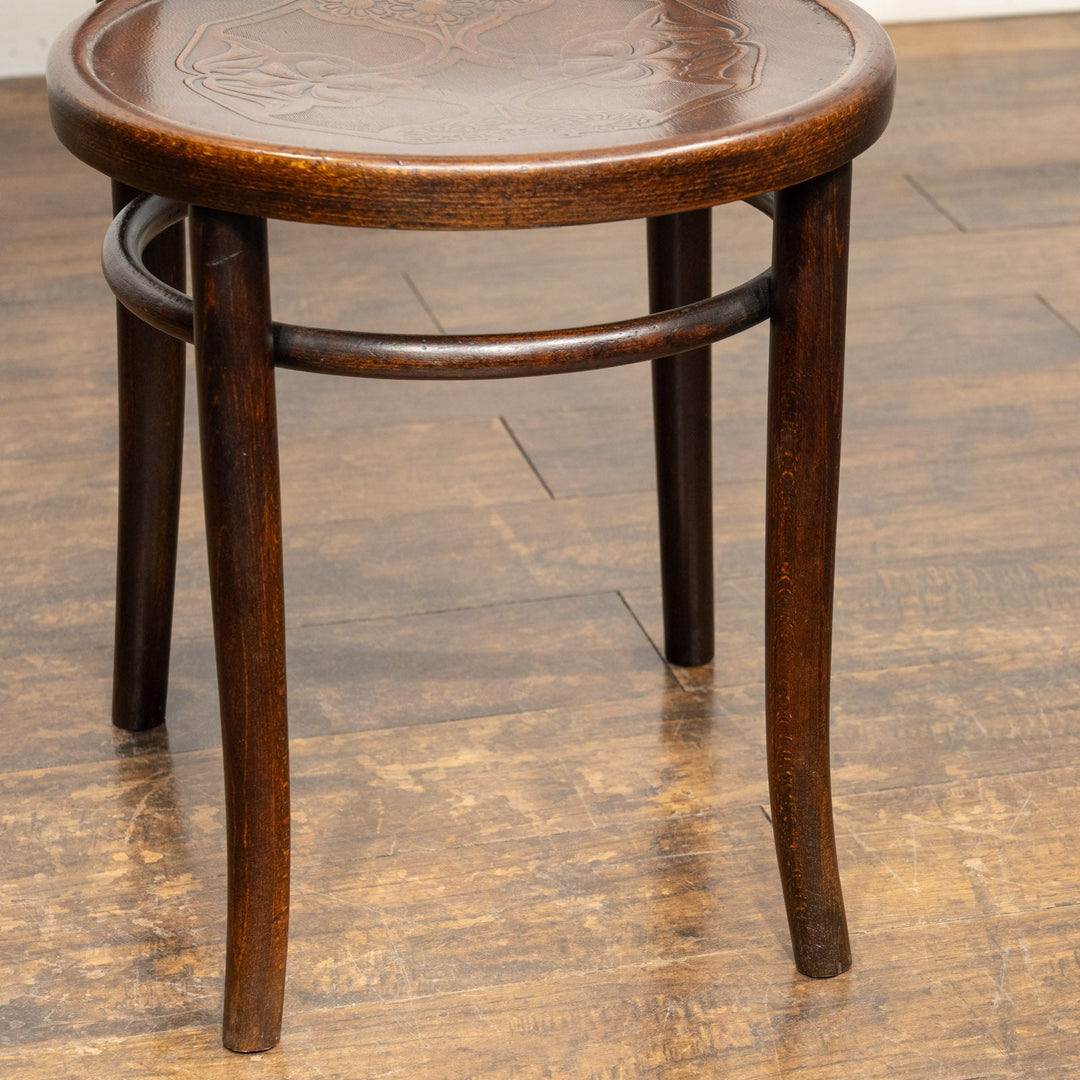 フラワーモチーフのエンボス加工が可愛らしい パネルバック ベントウッドチェア /25G-3