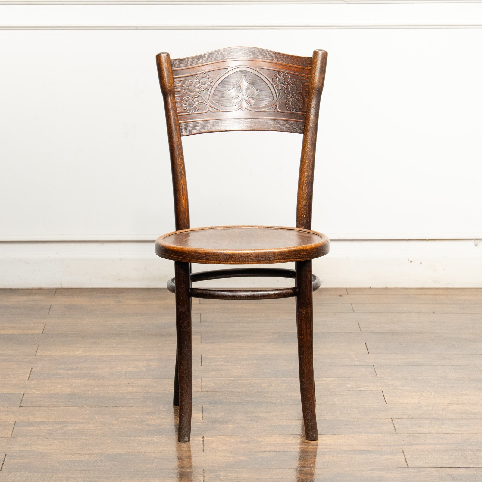 フラワーモチーフのエンボス加工が可愛らしい パネルバック ベント