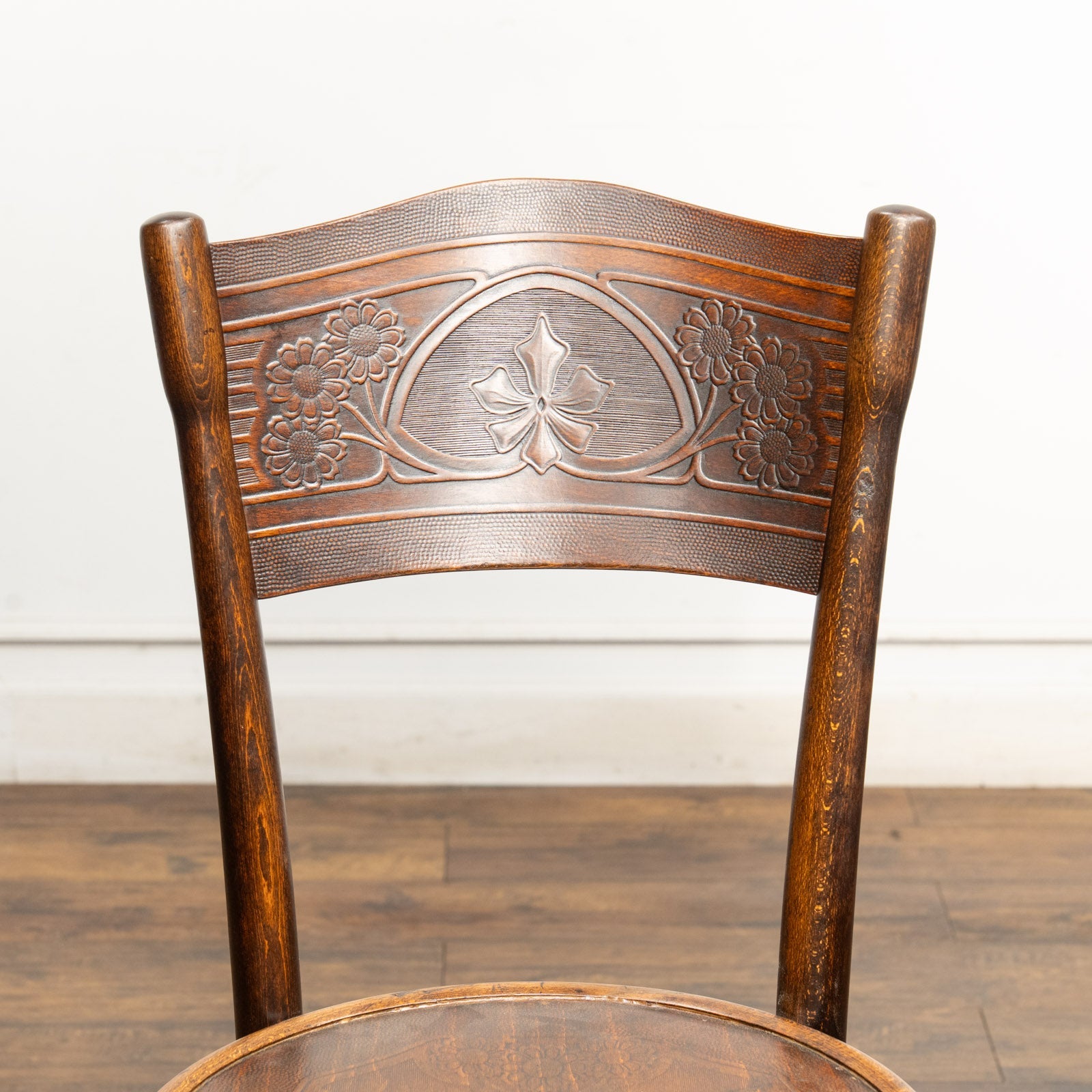 フラワーモチーフのエンボス加工が可愛らしい パネルバック ベント