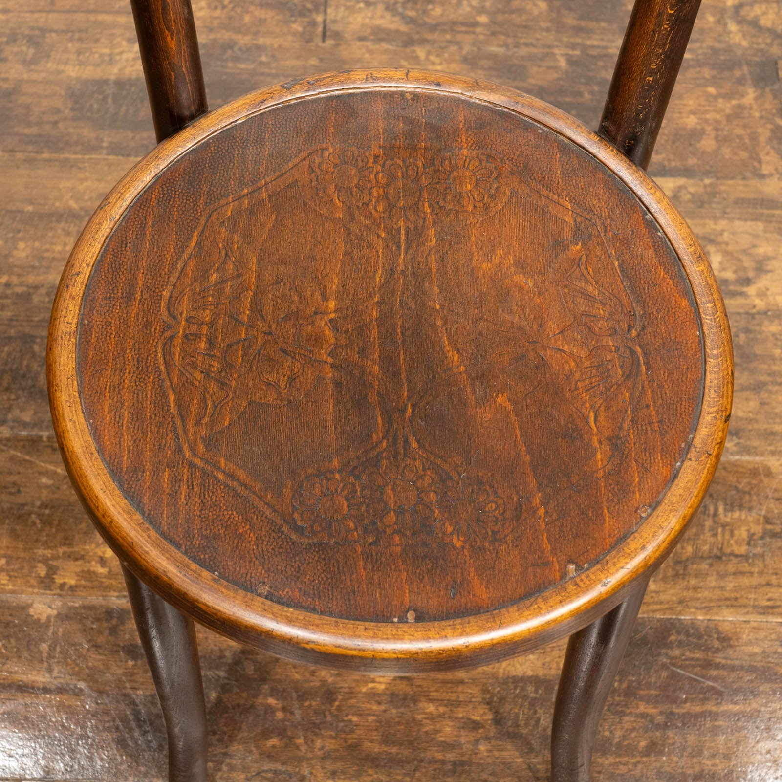 フラワーモチーフのエンボス加工が可愛らしい パネルバック ベント