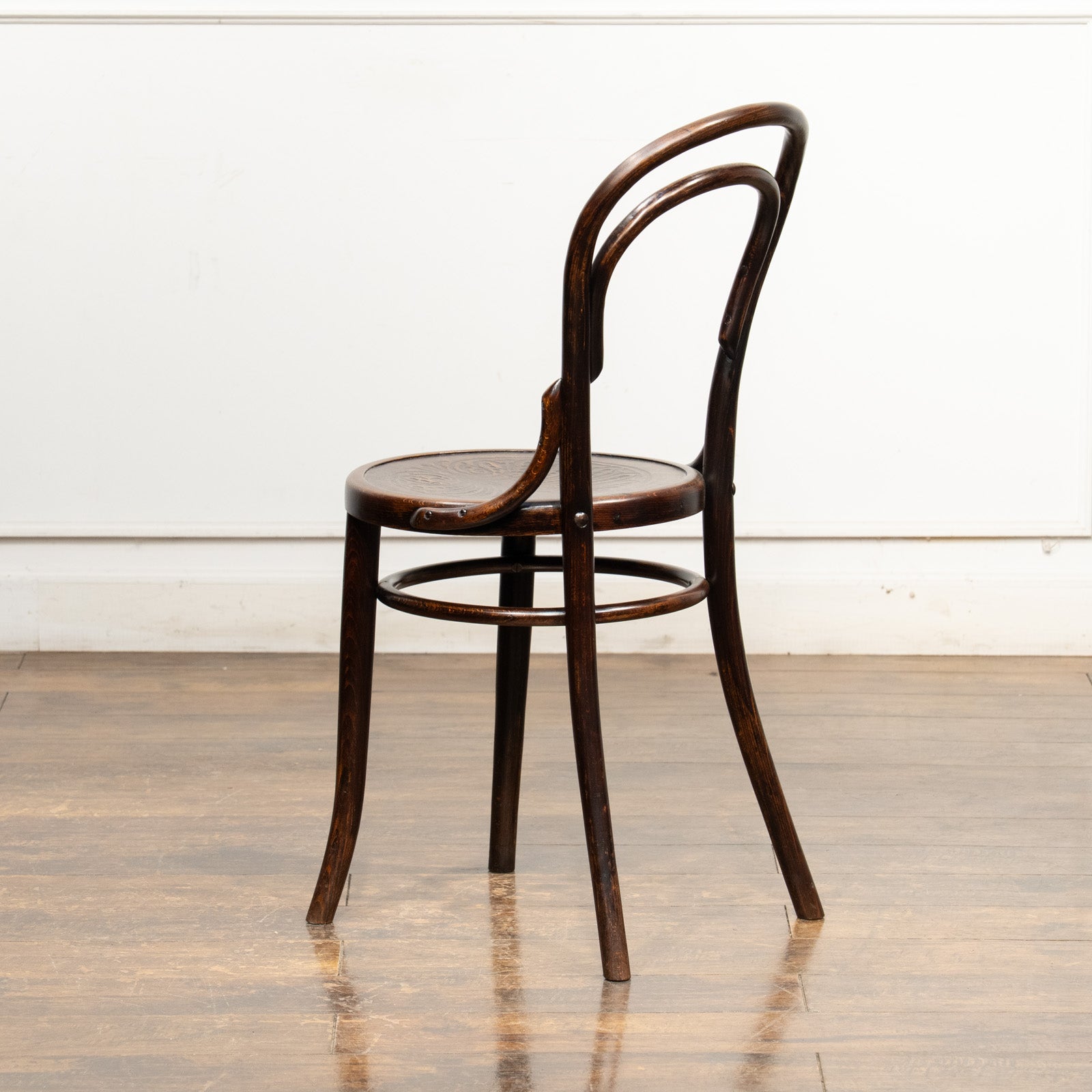 Mundus ムンダス】背もたれの曲線や座面の彫りも美しい ダブルループ