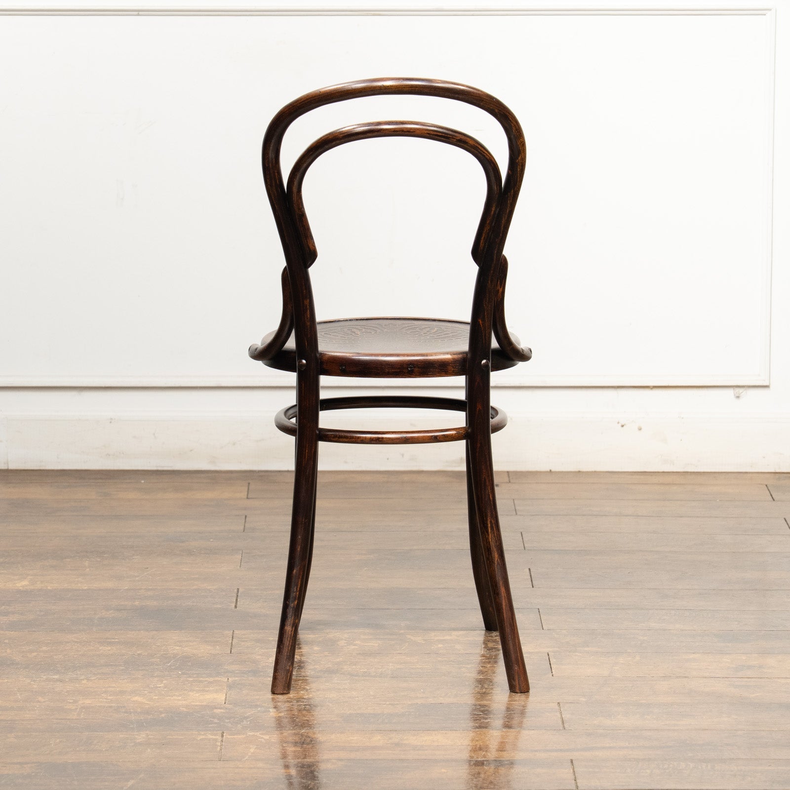 Mundus ムンダス】背もたれの曲線や座面の彫りも美しい ダブルループ