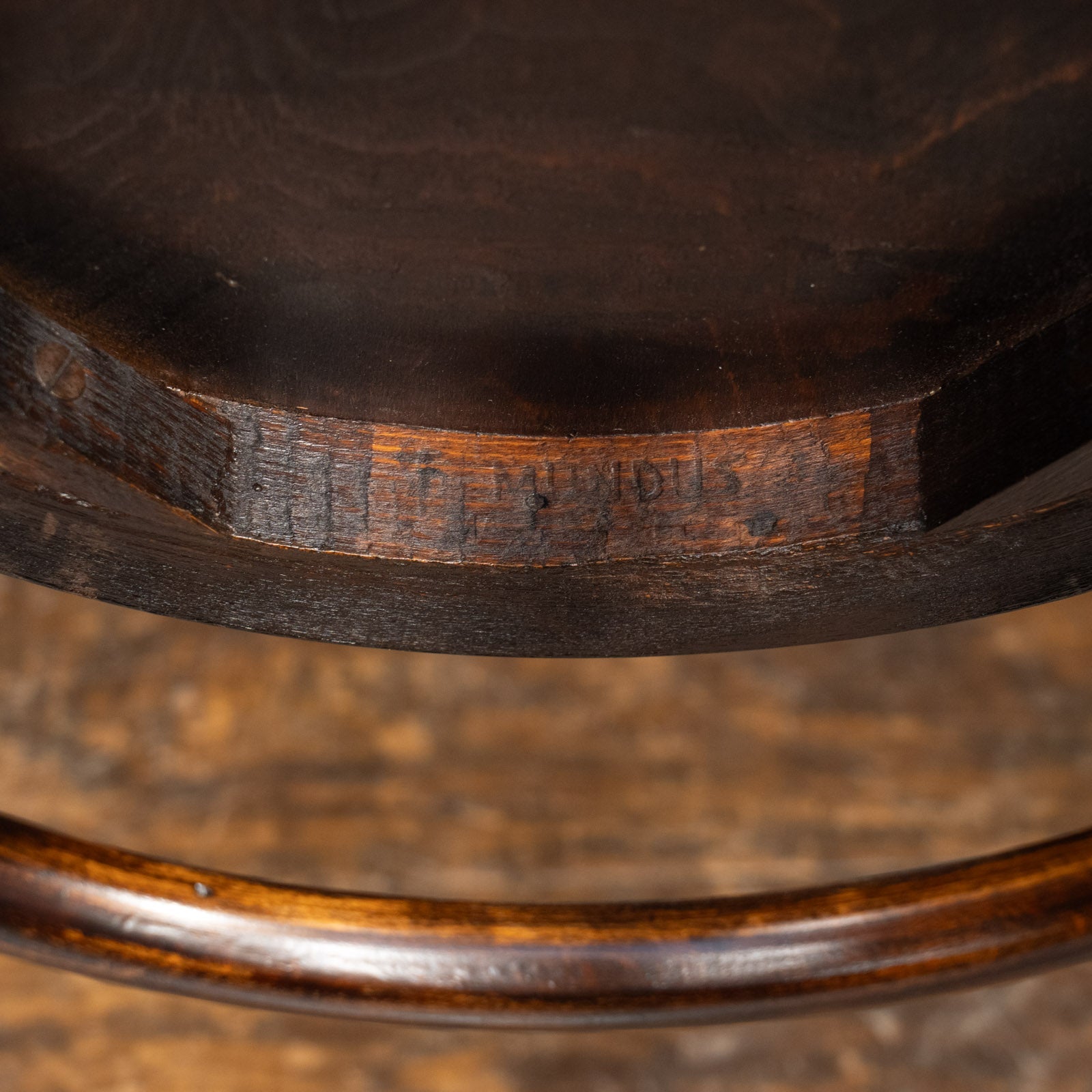 Mundus ムンダス】背もたれの曲線や座面の彫りも美しい ダブルループ