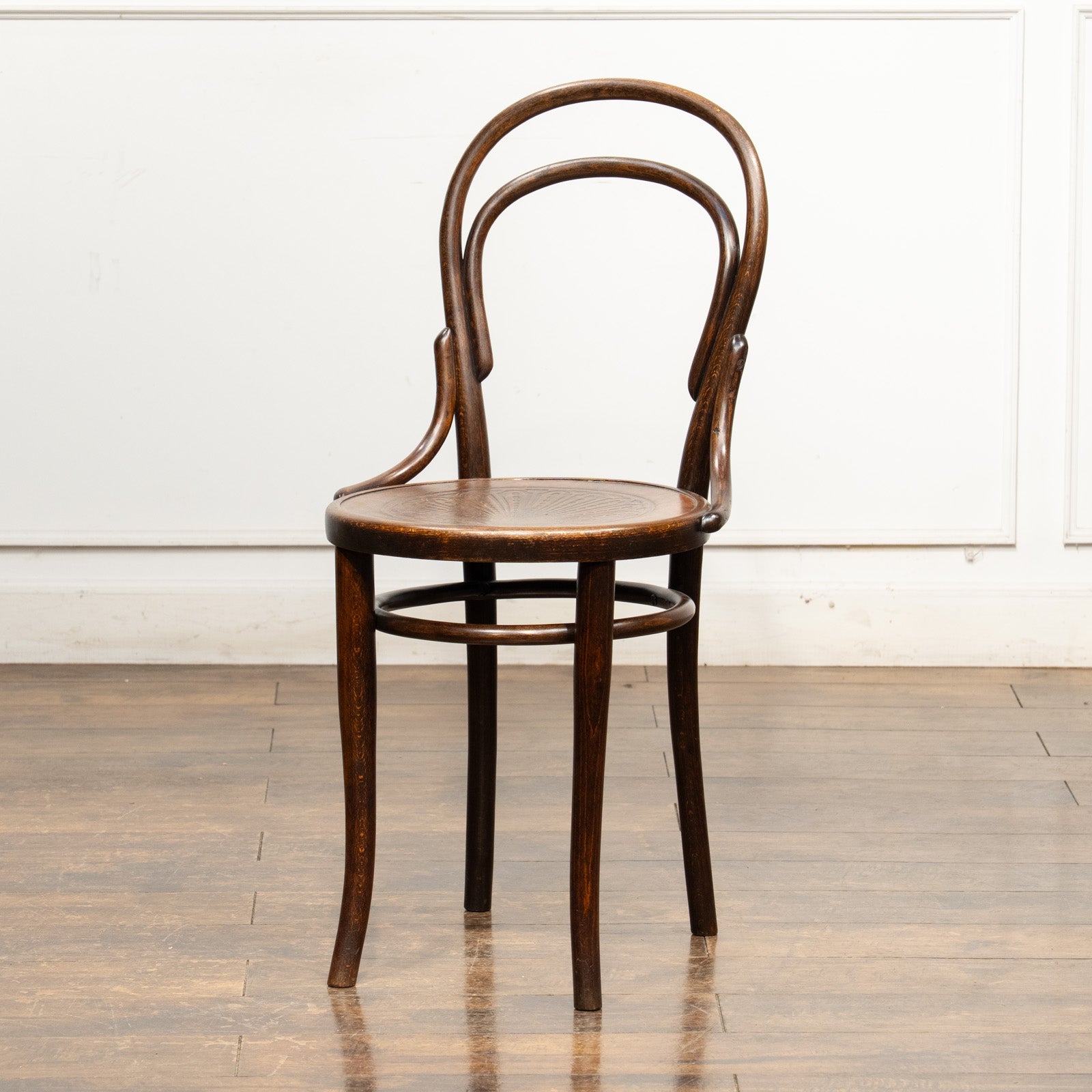 THONET トーネット】背もたれの曲線や座面の彫りも美しい ダブルループ