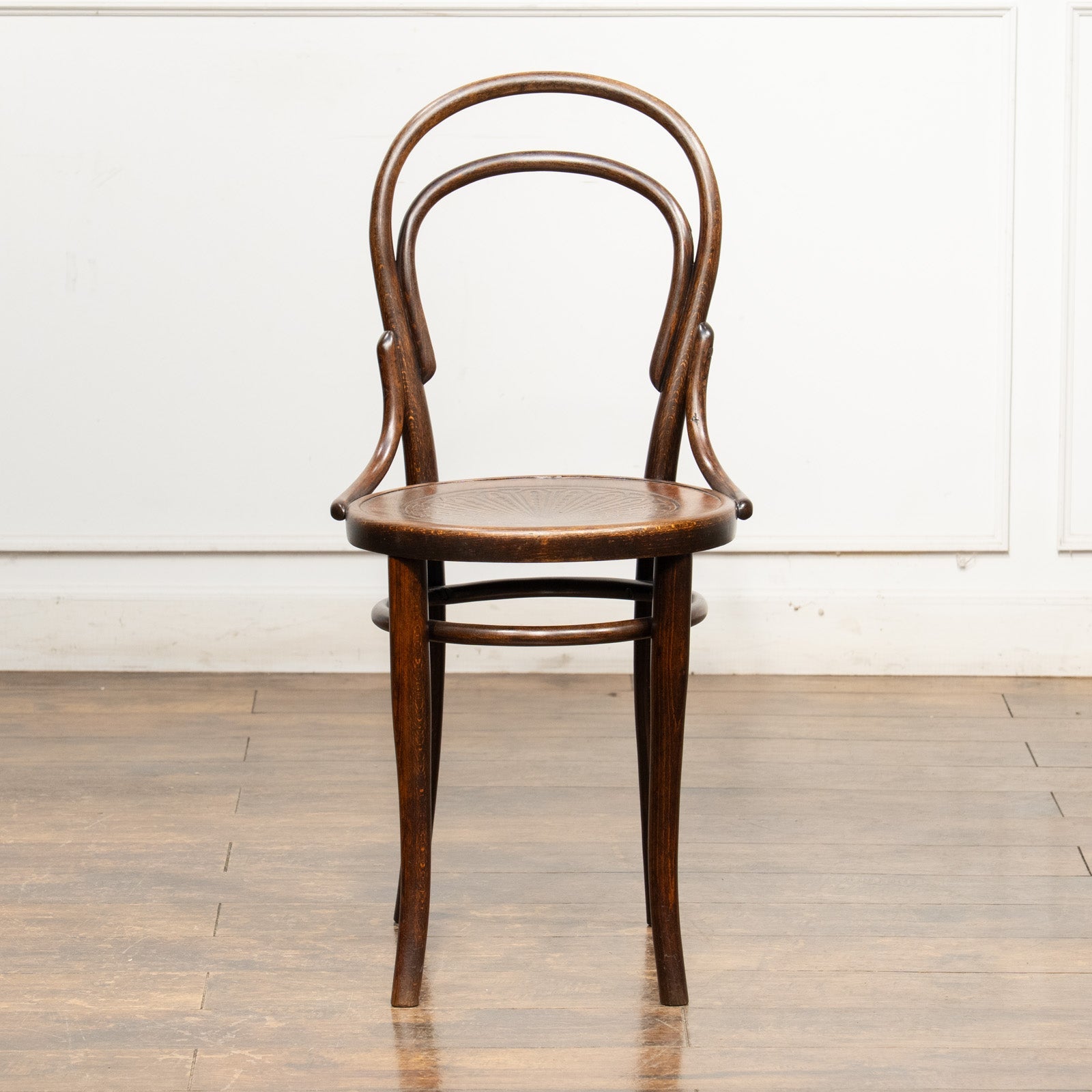 THONET トーネット】背もたれの曲線や座面の彫りも美しい ダブルループ