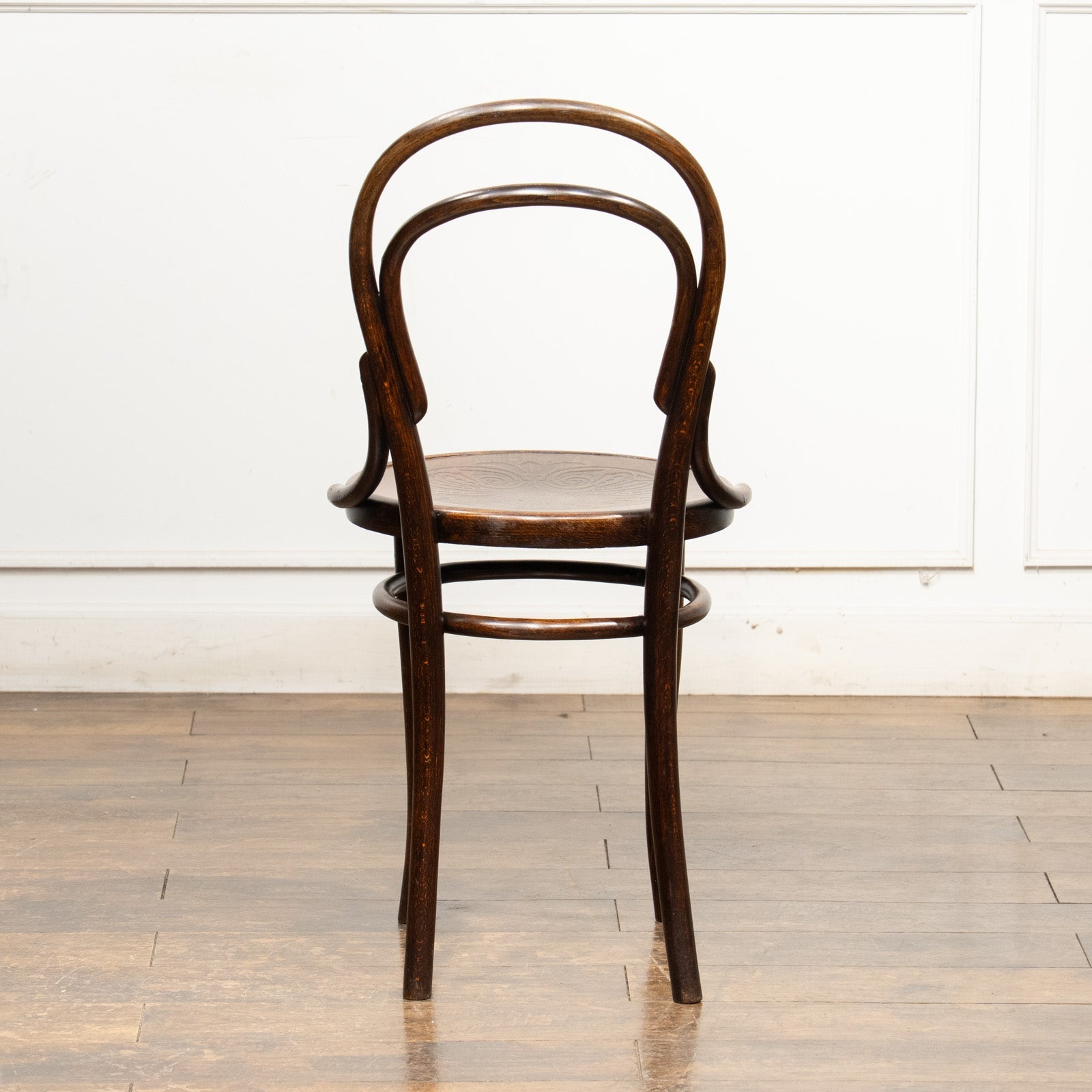 THONET トーネット】背もたれの曲線や座面の彫りも美しい ダブルループ