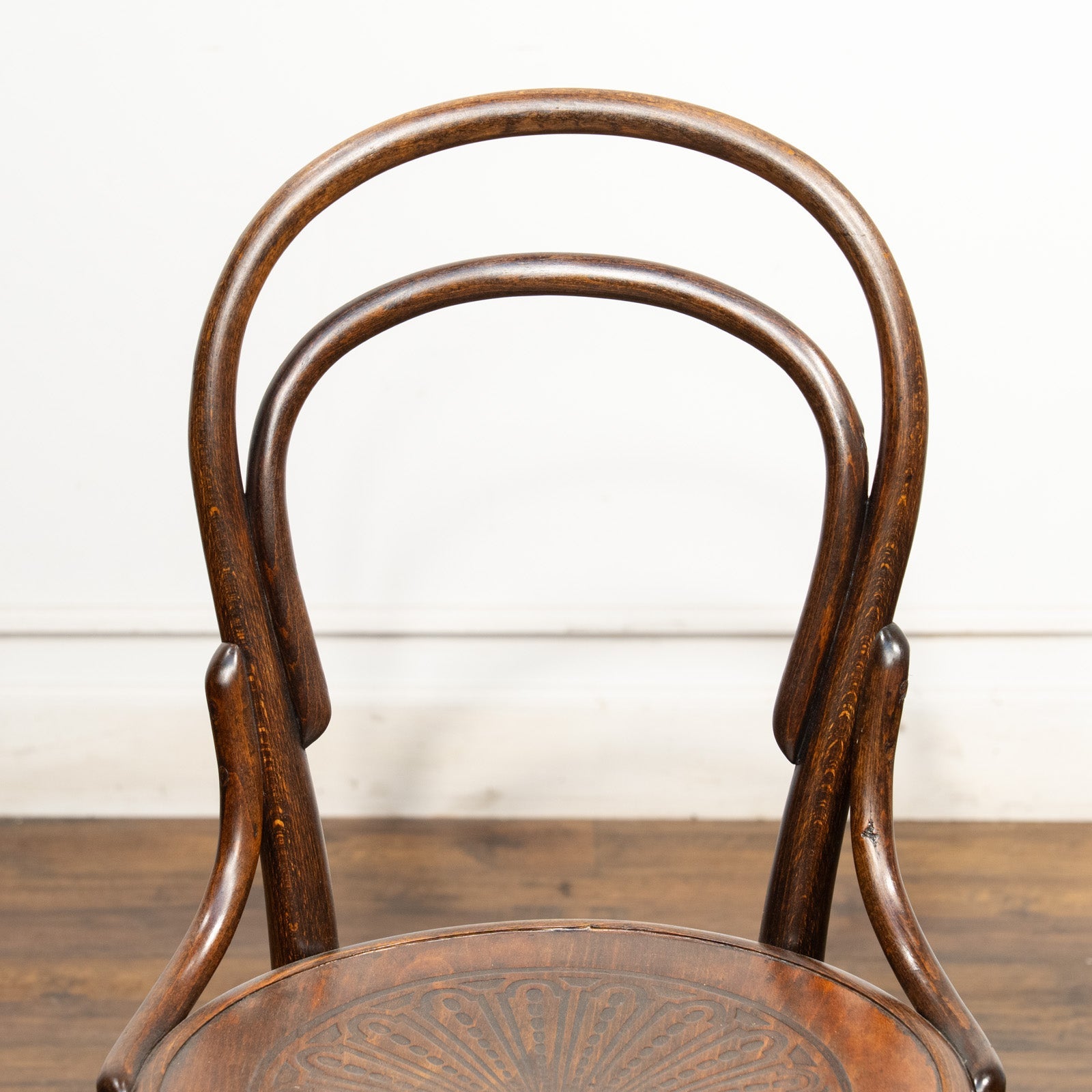 THONET トーネット】背もたれの曲線や座面の彫りも美しい ダブルループ