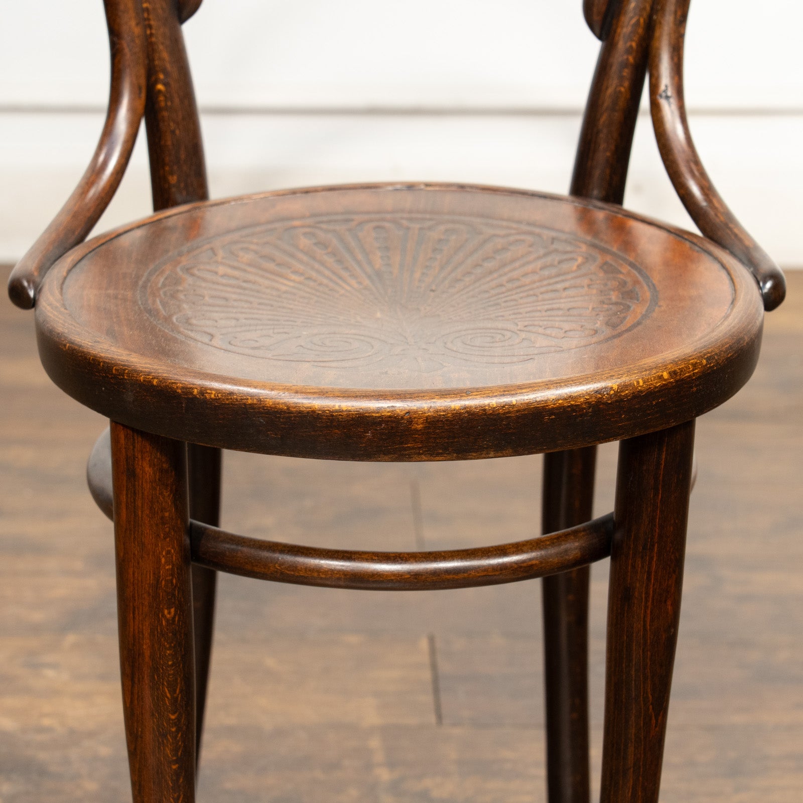 THONET トーネット】背もたれの曲線や座面の彫りも美しい ダブルループ