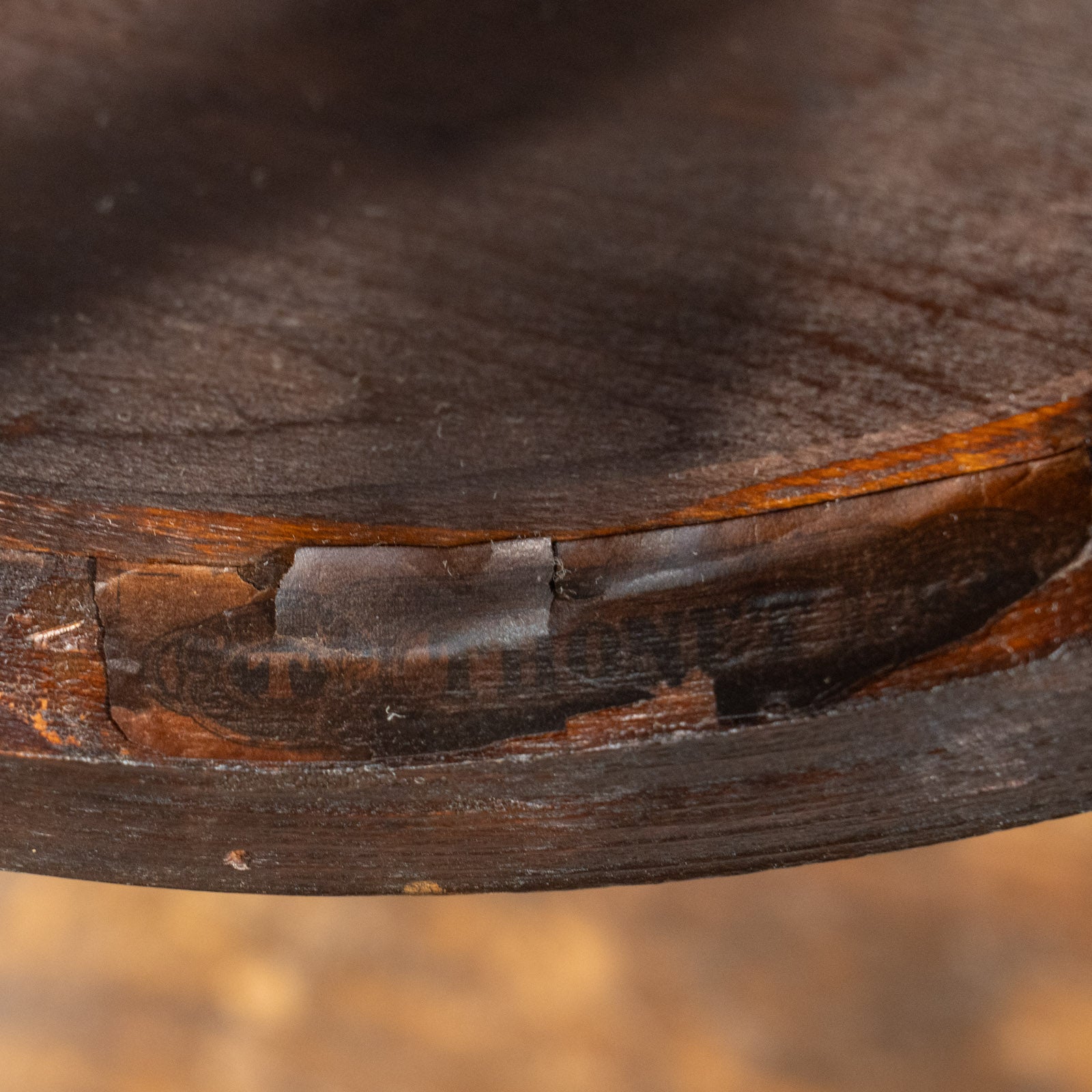 THONET トーネット】背もたれの曲線や座面の彫りも美しい ダブルループ