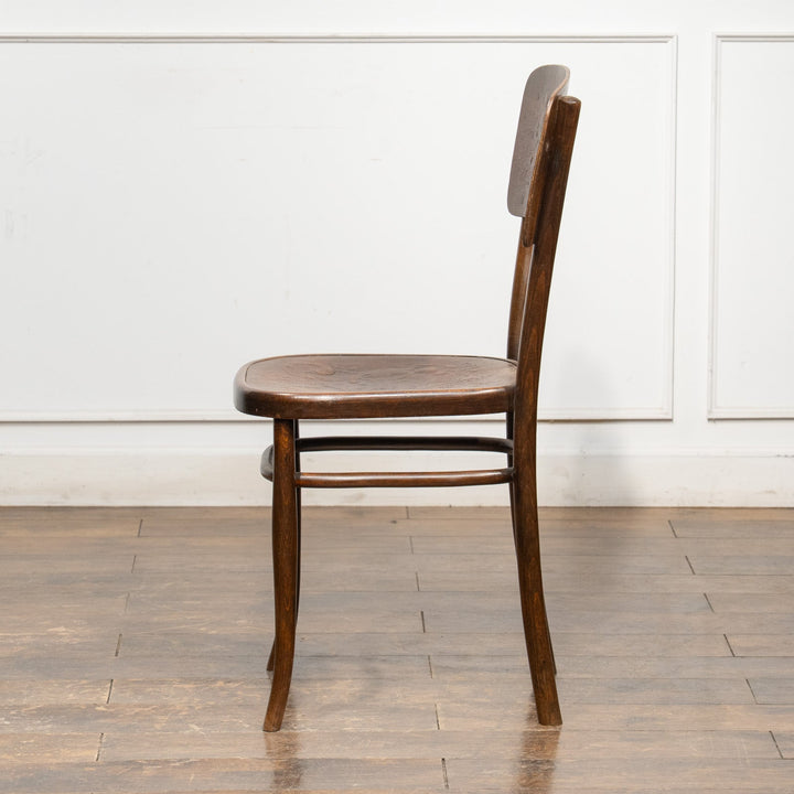 【FISCHEL フィッシェル】エンジェルモチーフのエンボス加工が上品 パネルバック ベントウッドチェア /25G-1