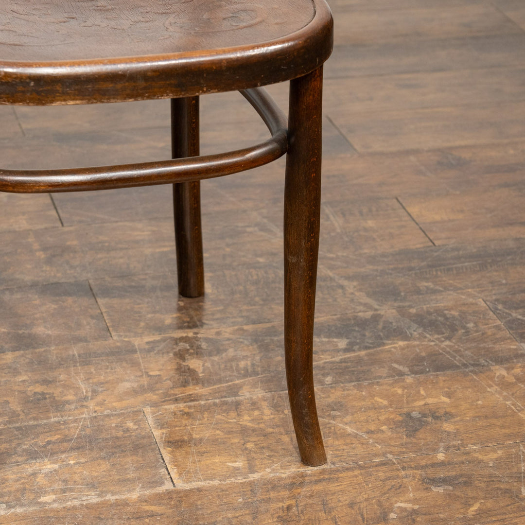 【FISCHEL フィッシェル】エンジェルモチーフのエンボス加工が上品 パネルバック ベントウッドチェア /25G-1