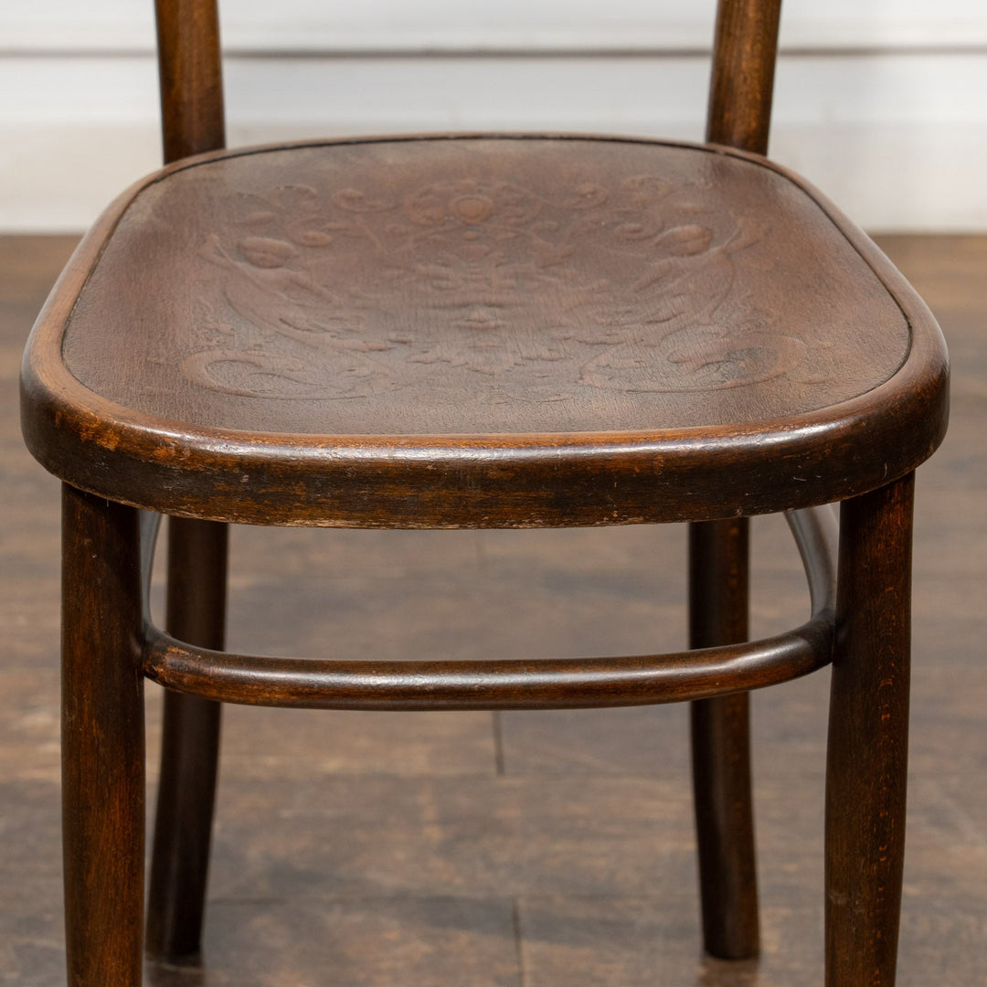 【FISCHEL フィッシェル】エンジェルモチーフのエンボス加工が上品 パネルバック ベントウッドチェア /25G-1