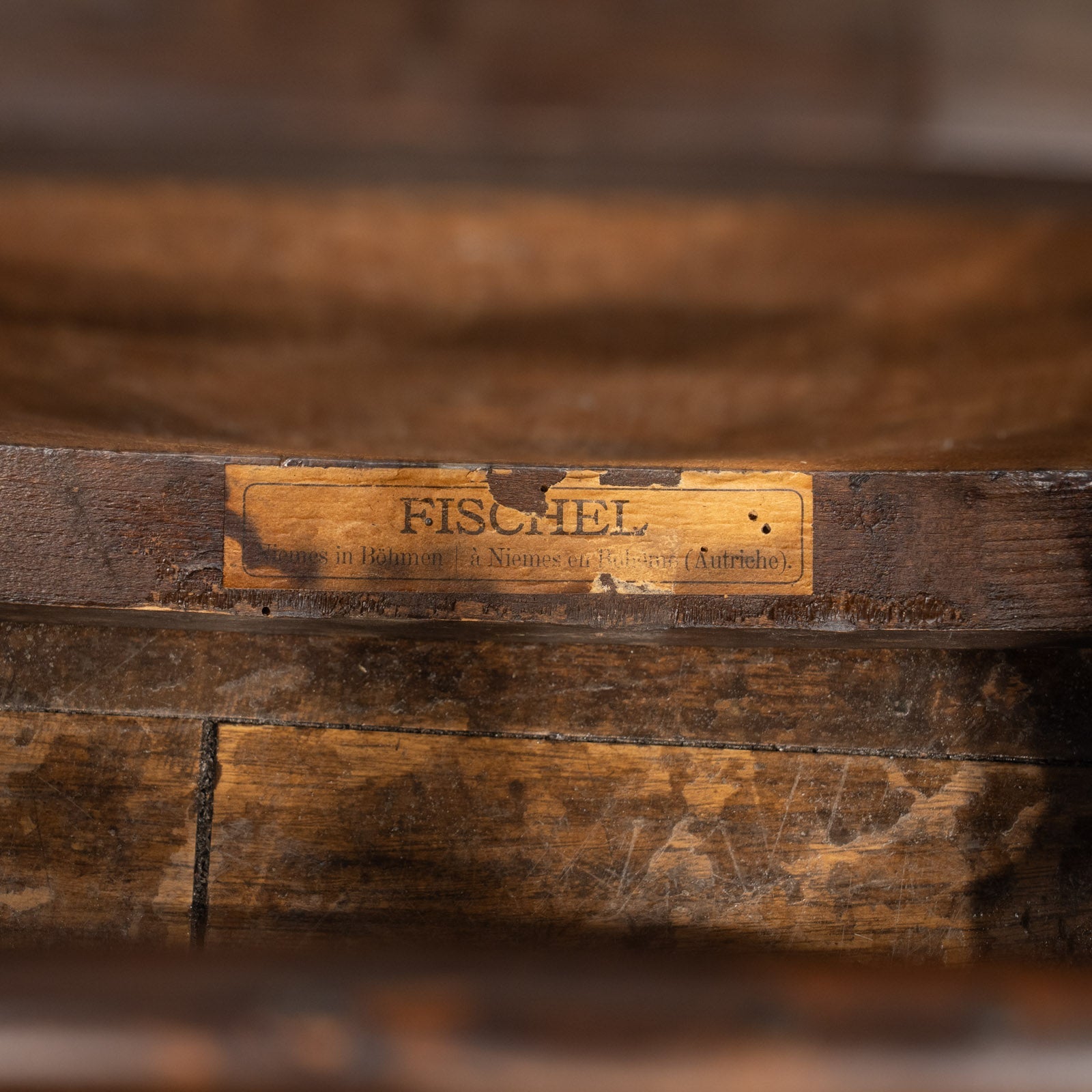 FISCHEL フィッシェル】エンジェルモチーフのエンボス加工が上品