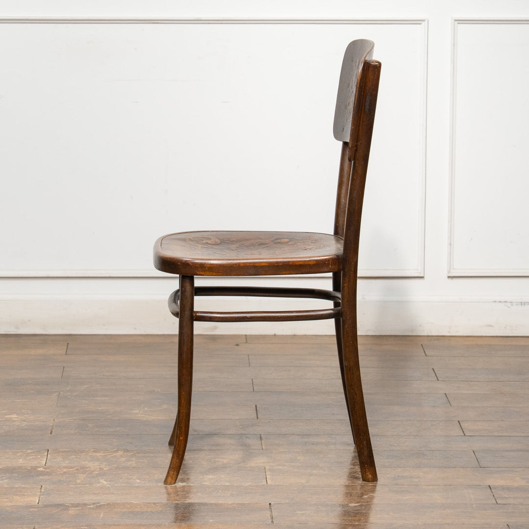 【FISCHEL フィッシェル】エンジェルモチーフのエンボス加工が上品 パネルバック ベントウッドチェア /25G-2