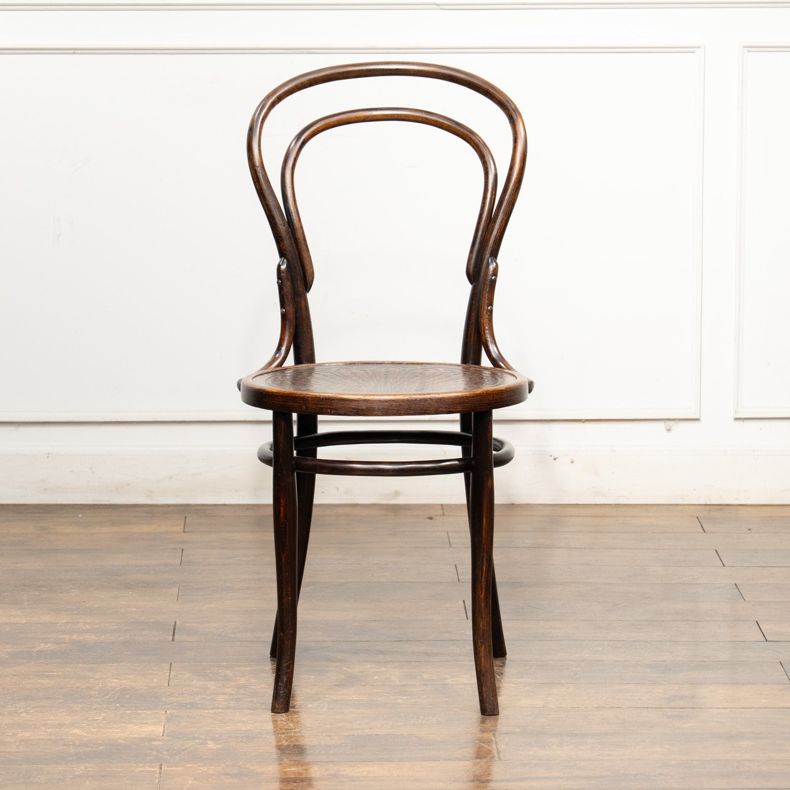 アンティーク　ベントウッドチェア　ダブルループチェア　A 背もたれの曲線や座面の彫りも美しい ダブルループバック ベントウッド