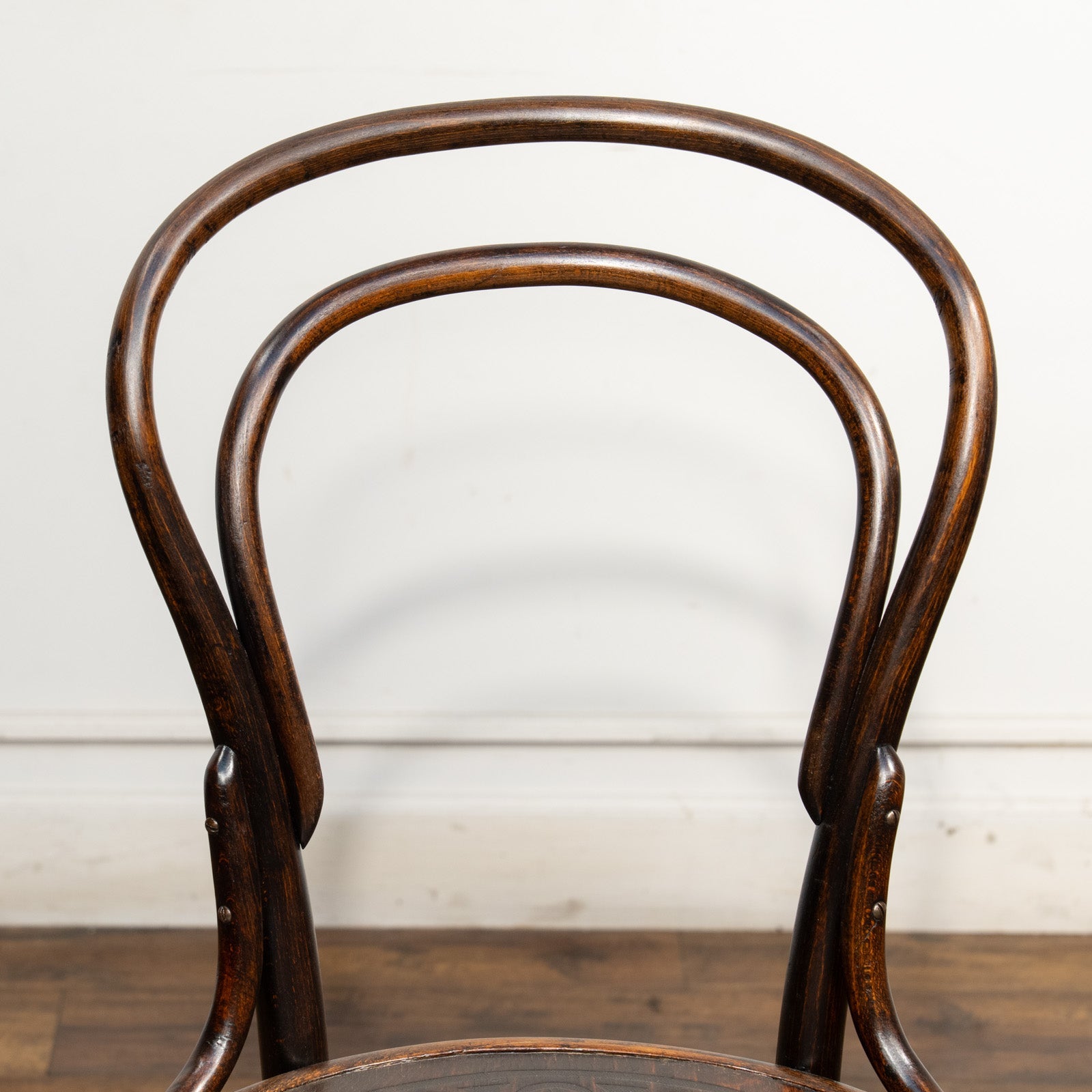 背もたれの曲線や座面の彫りも美しい ダブルループバック ベントウッド