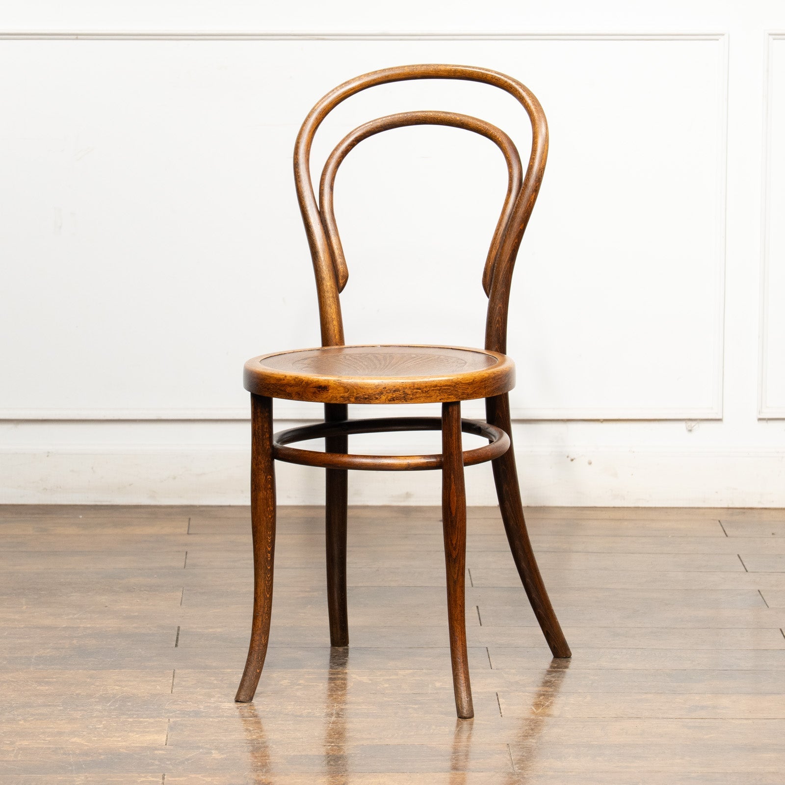 背もたれの曲線や座面の彫りも美しい ダブルループバック ベントウッド