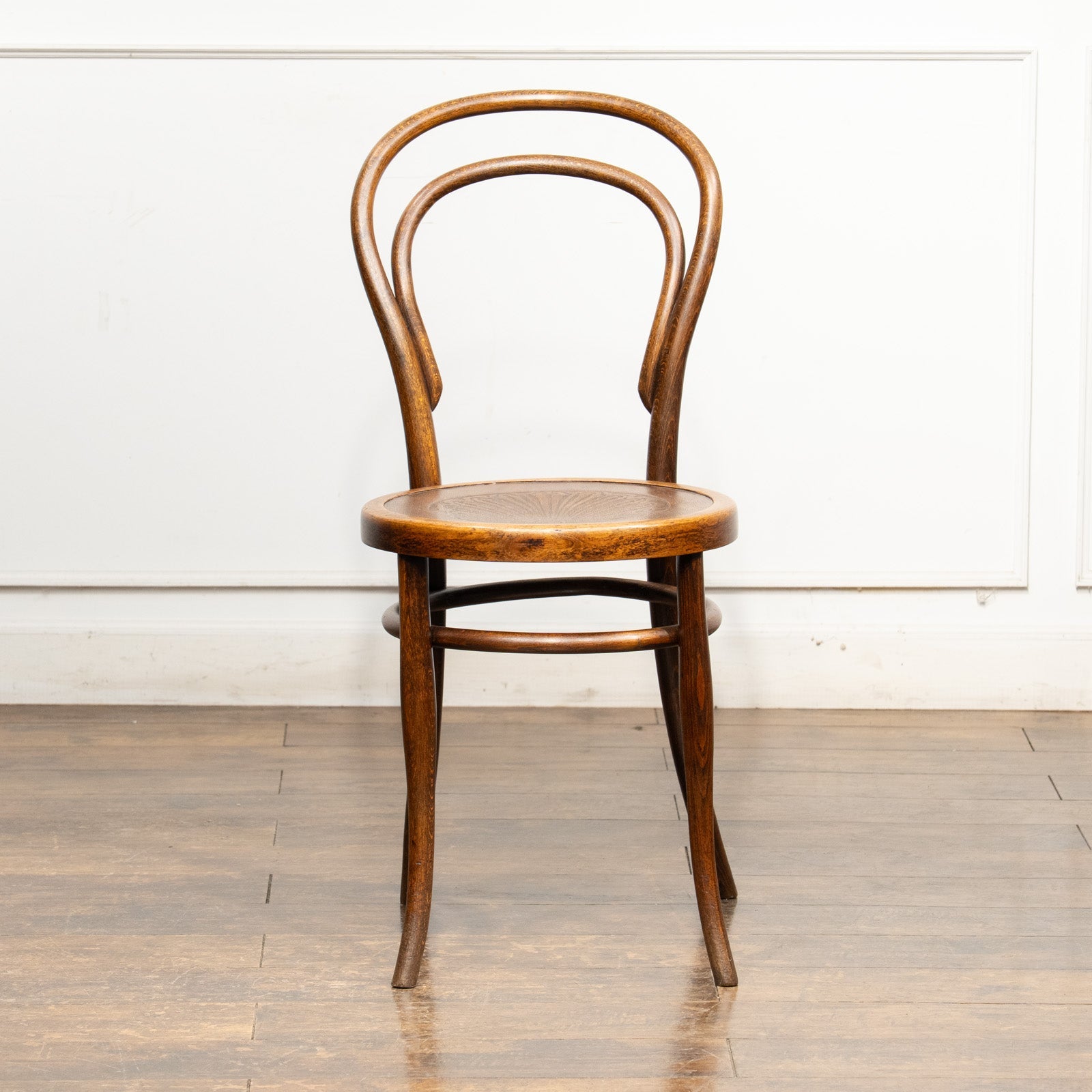 背もたれの曲線や座面の彫りも美しい ダブルループバック ベントウッド