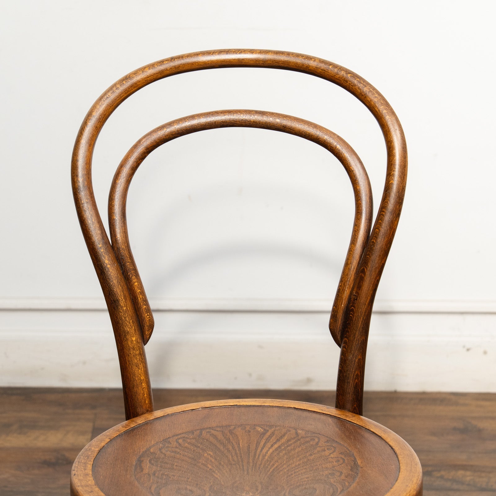 背もたれの曲線や座面の彫りも美しい ダブルループバック ベントウッド