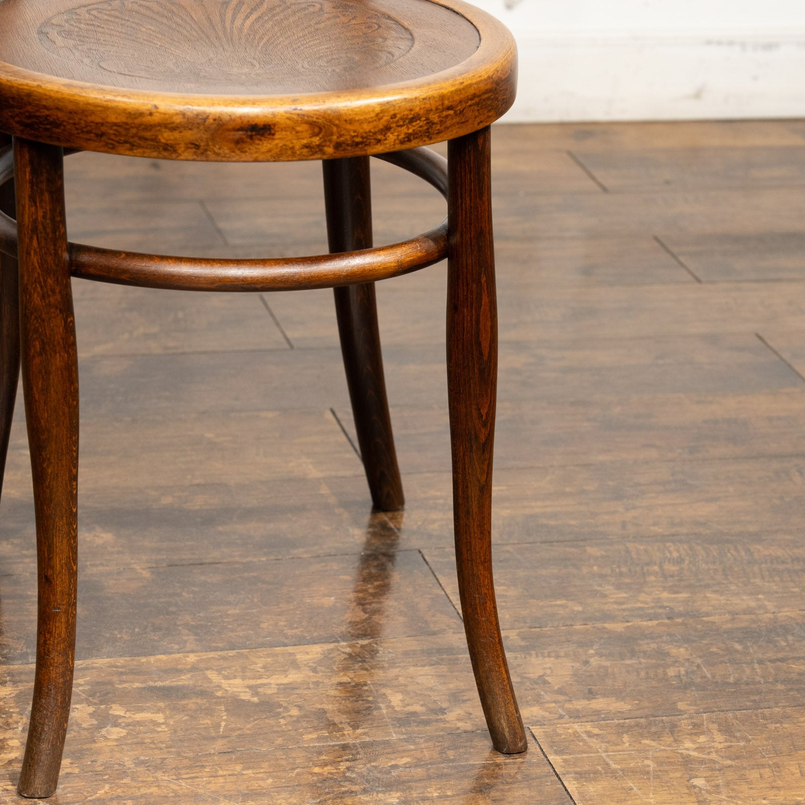 背もたれの曲線や座面の彫りも美しい ダブルループバック ベントウッド