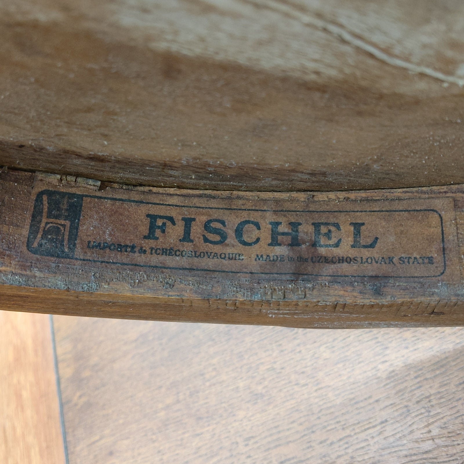 FISCHEL フィッシェル】包み込むような背もたれとアームで快適な座り