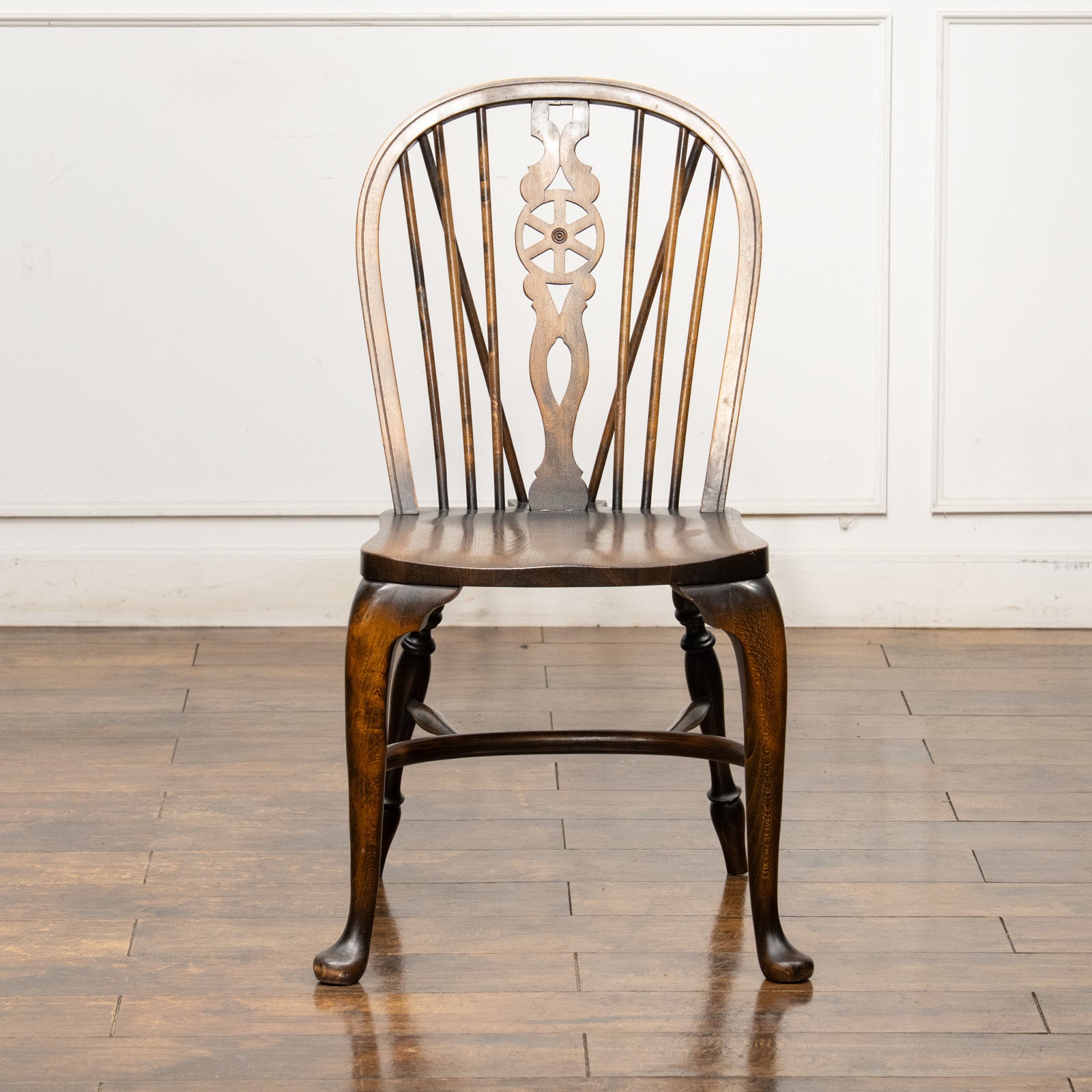 車輪モチーフの透かし彫りが特徴 珍しいカブリオールレッグタイプ