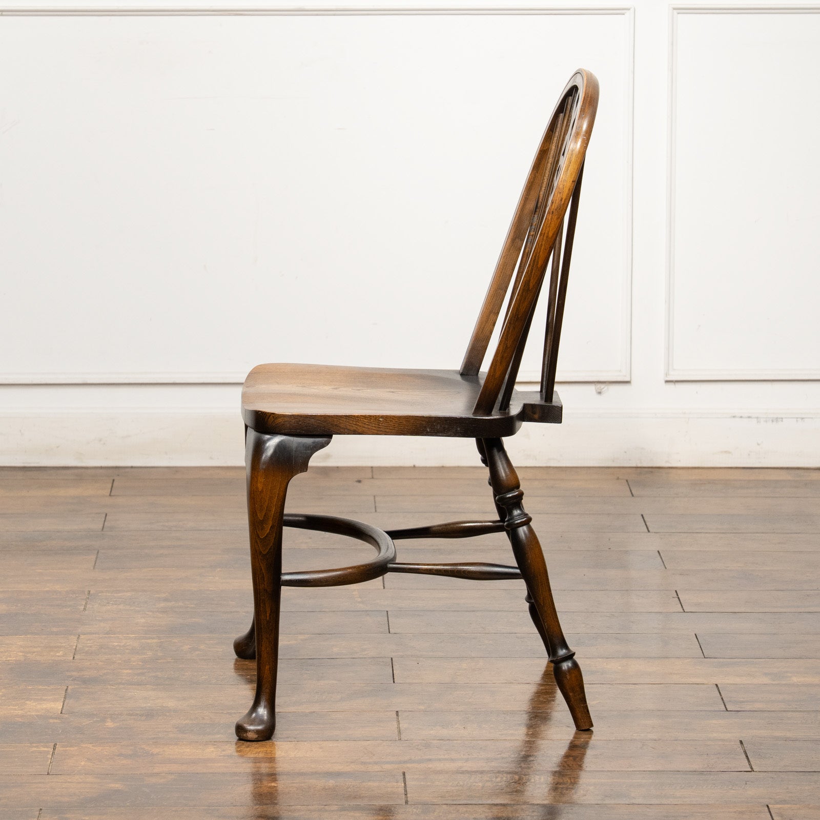 車輪モチーフの透かし彫りが特徴 珍しいカブリオールレッグタイプ