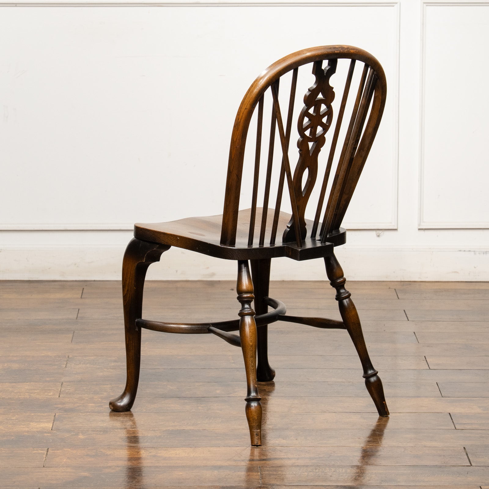 車輪モチーフの透かし彫りが特徴 珍しいカブリオールレッグタイプ