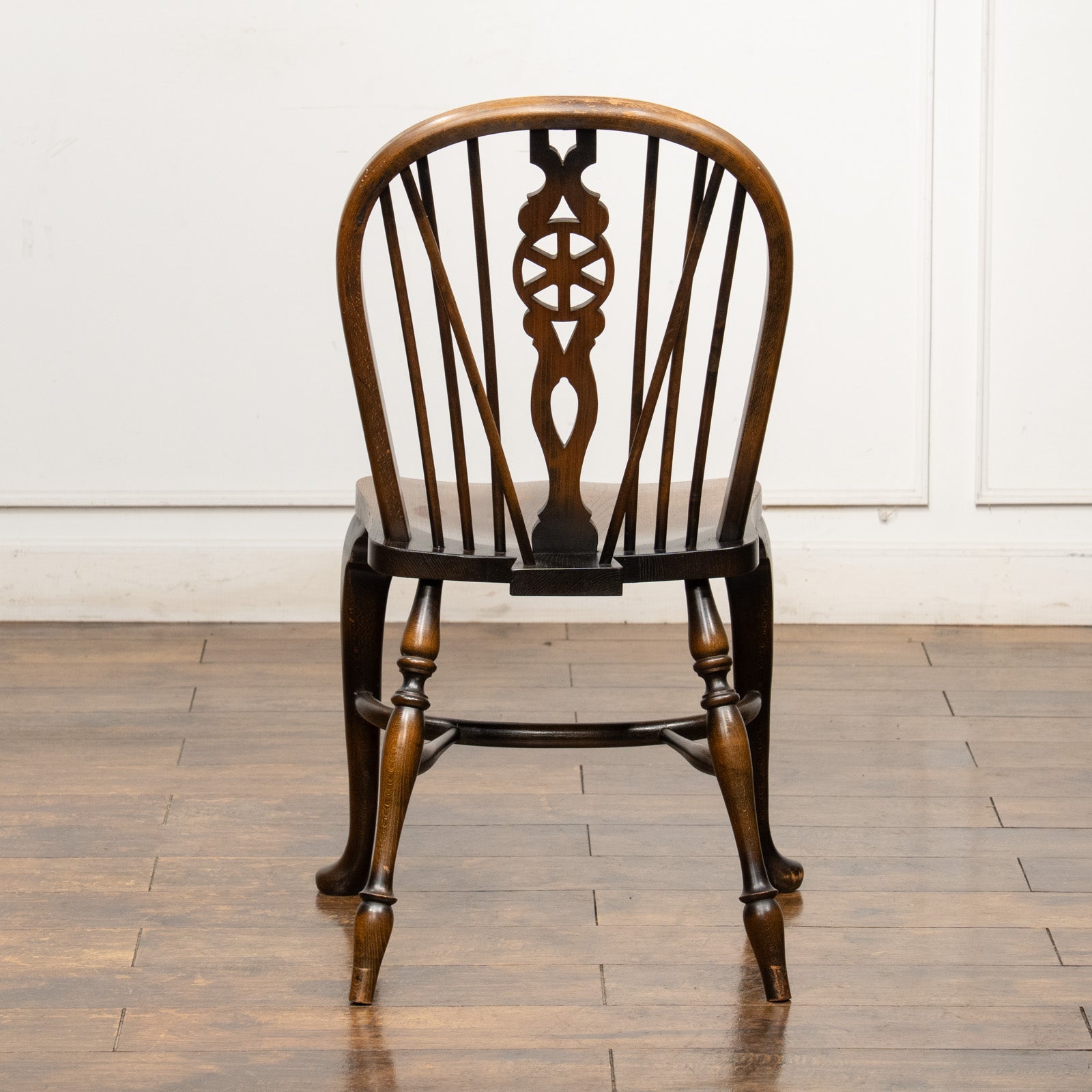 車輪モチーフの透かし彫りが特徴 珍しいカブリオールレッグタイプ