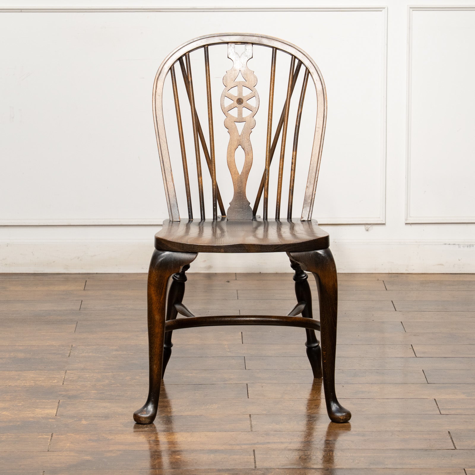 車輪モチーフの透かし彫りが特徴 珍しいカブリオールレッグタイプ