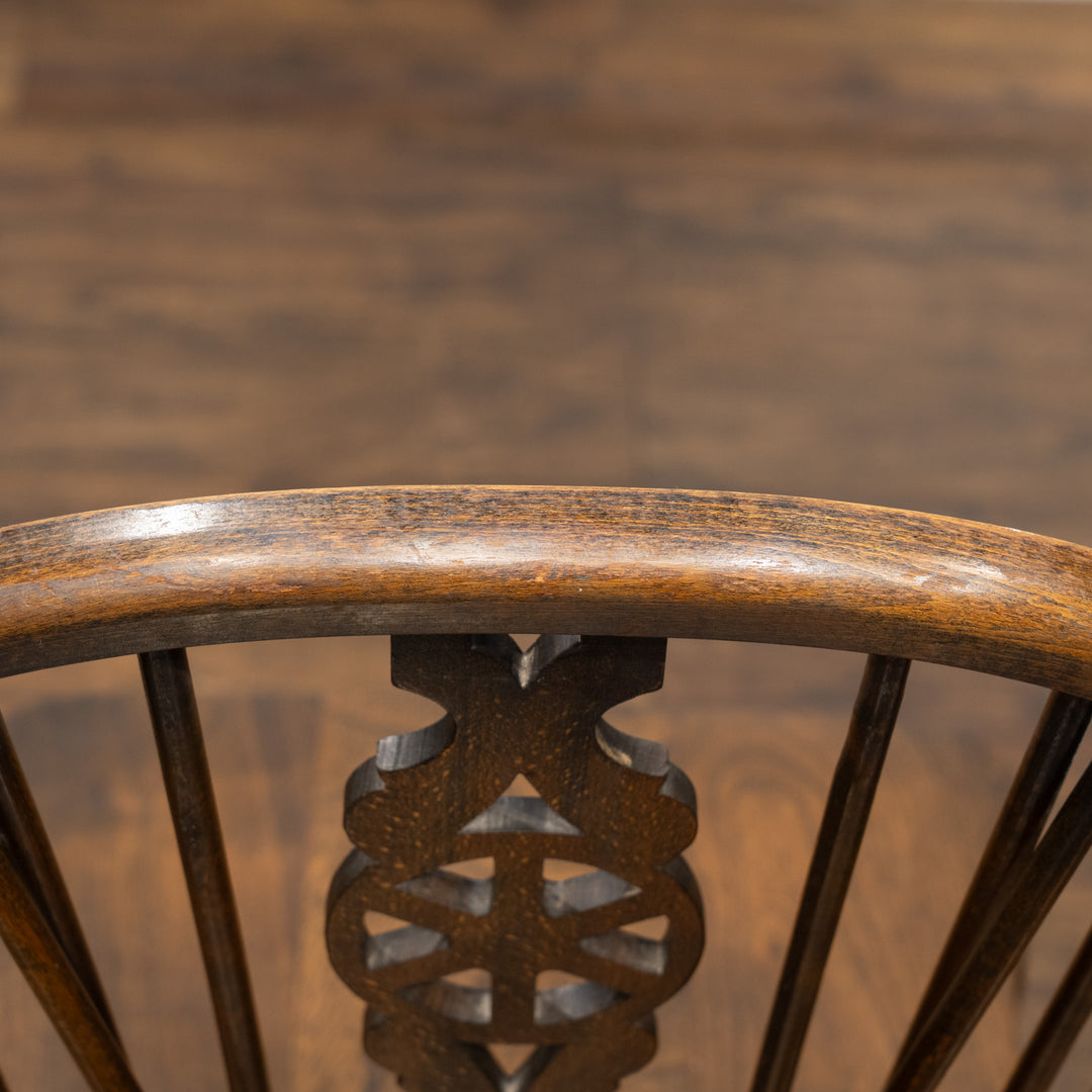 車輪モチーフの透かし彫りが特徴 珍しいカブリオールレッグタイプ ホイールバック ウィンザーチェア /25G-3