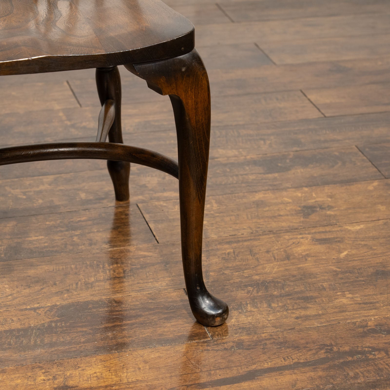 車輪モチーフの透かし彫りが特徴 珍しいカブリオールレッグタイプ