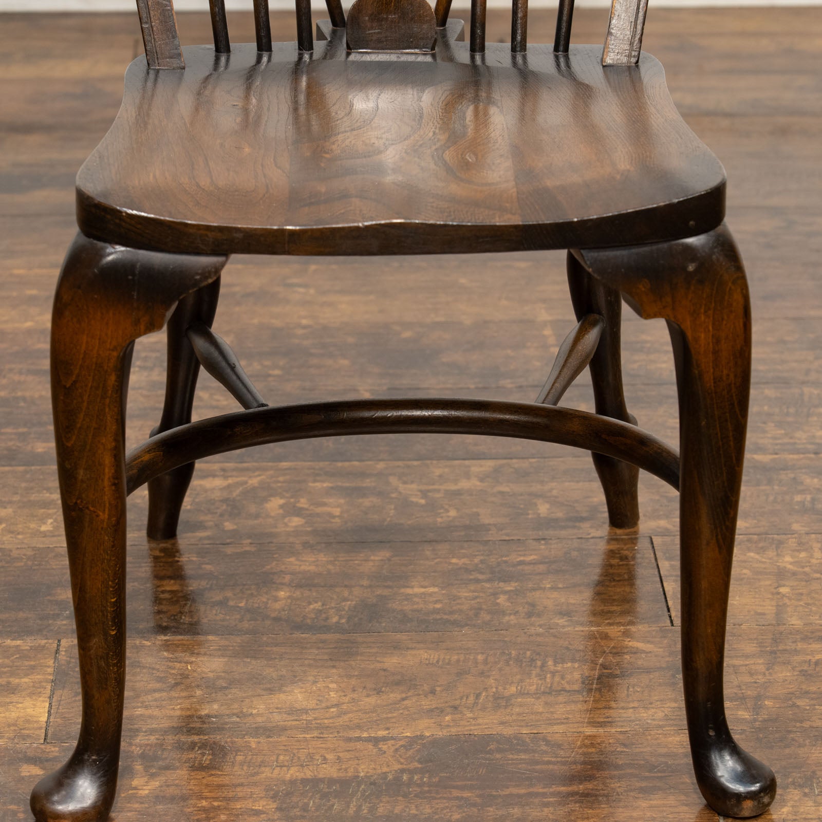 車輪モチーフの透かし彫りが特徴 珍しいカブリオールレッグタイプ