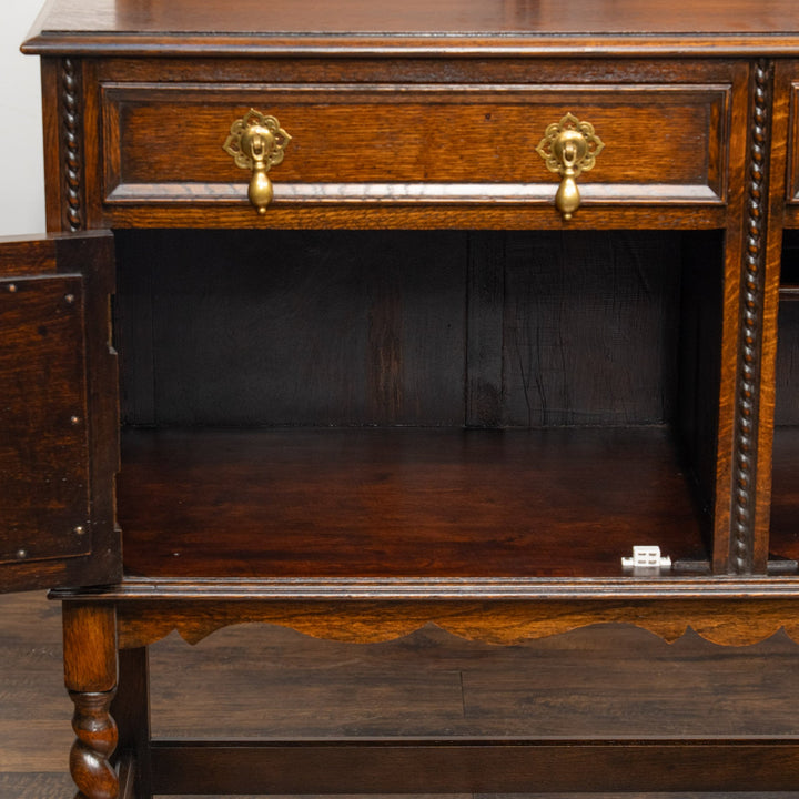 クラシカルな扉のデザインが美しい オーク サイドボード /25G