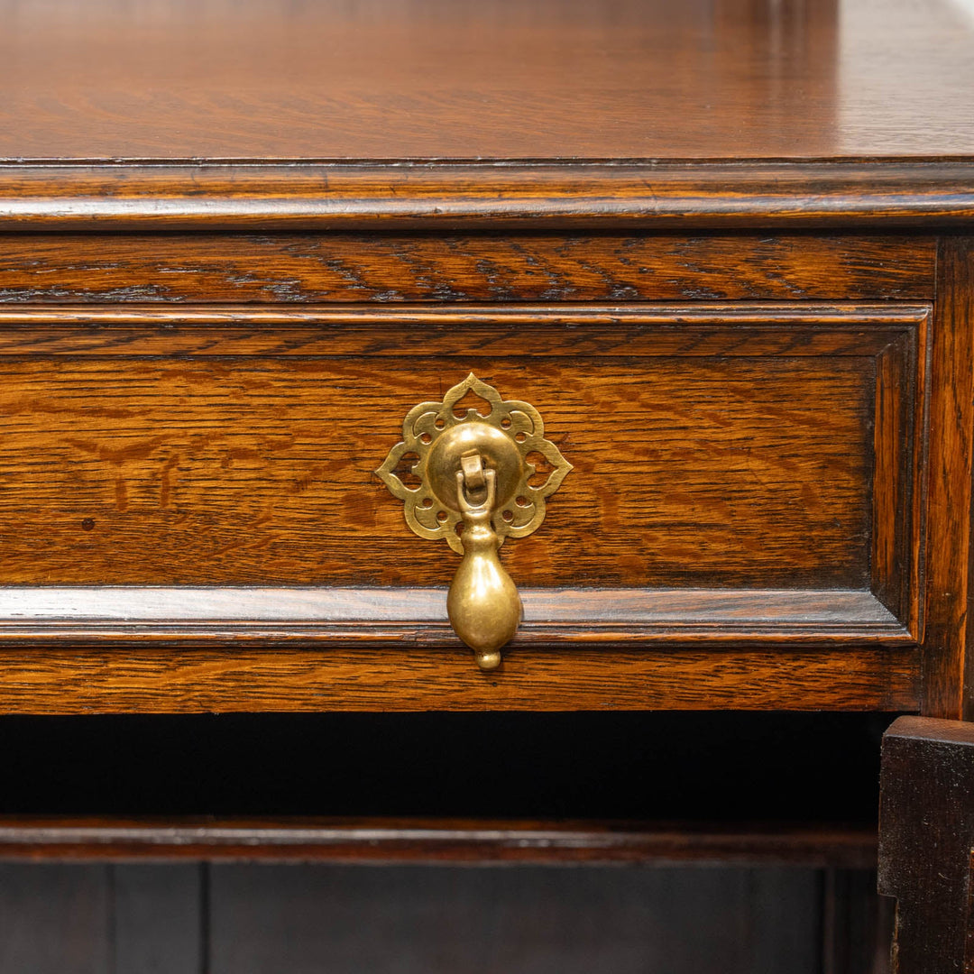 クラシカルな扉のデザインが美しい オーク サイドボード /25G