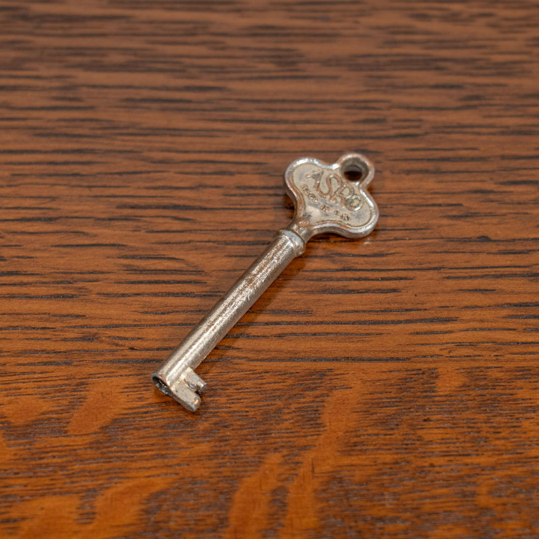 クラシカルな扉のデザインが美しい オーク サイドボード /25G