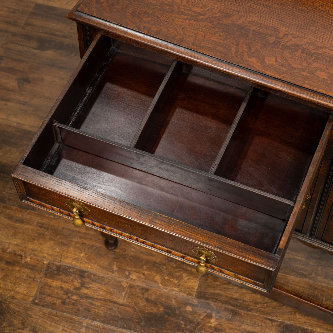 クラシカルな扉のデザインが美しい オーク サイドボード /25G