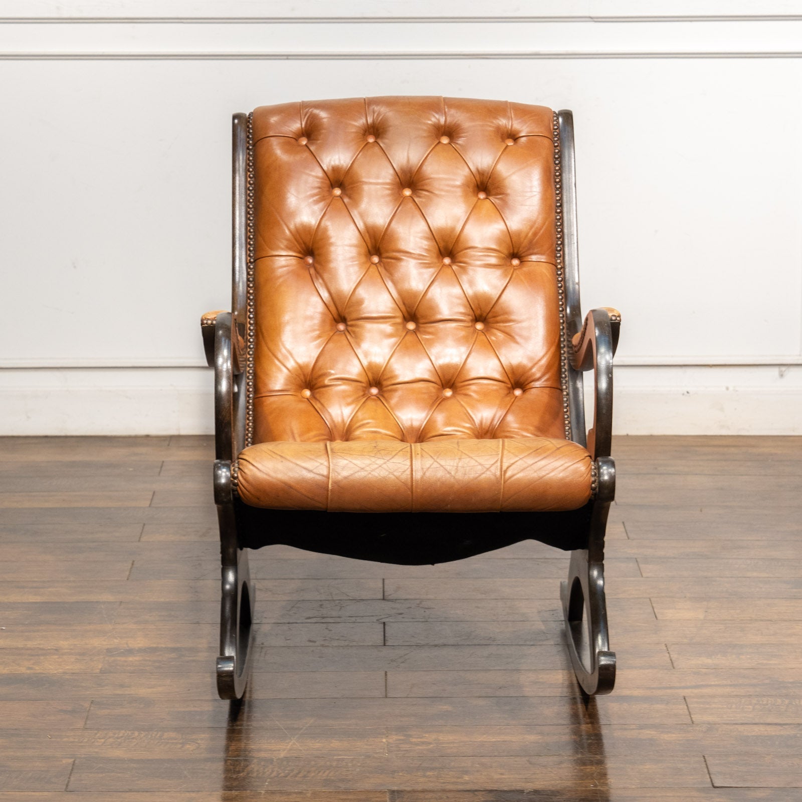 イタリア製　本革クラシック　ロッキングチェア　アンティーク　チェスターフィールド 滑らかなフレームに上質なレザーで高級感ある佇まい チェスター