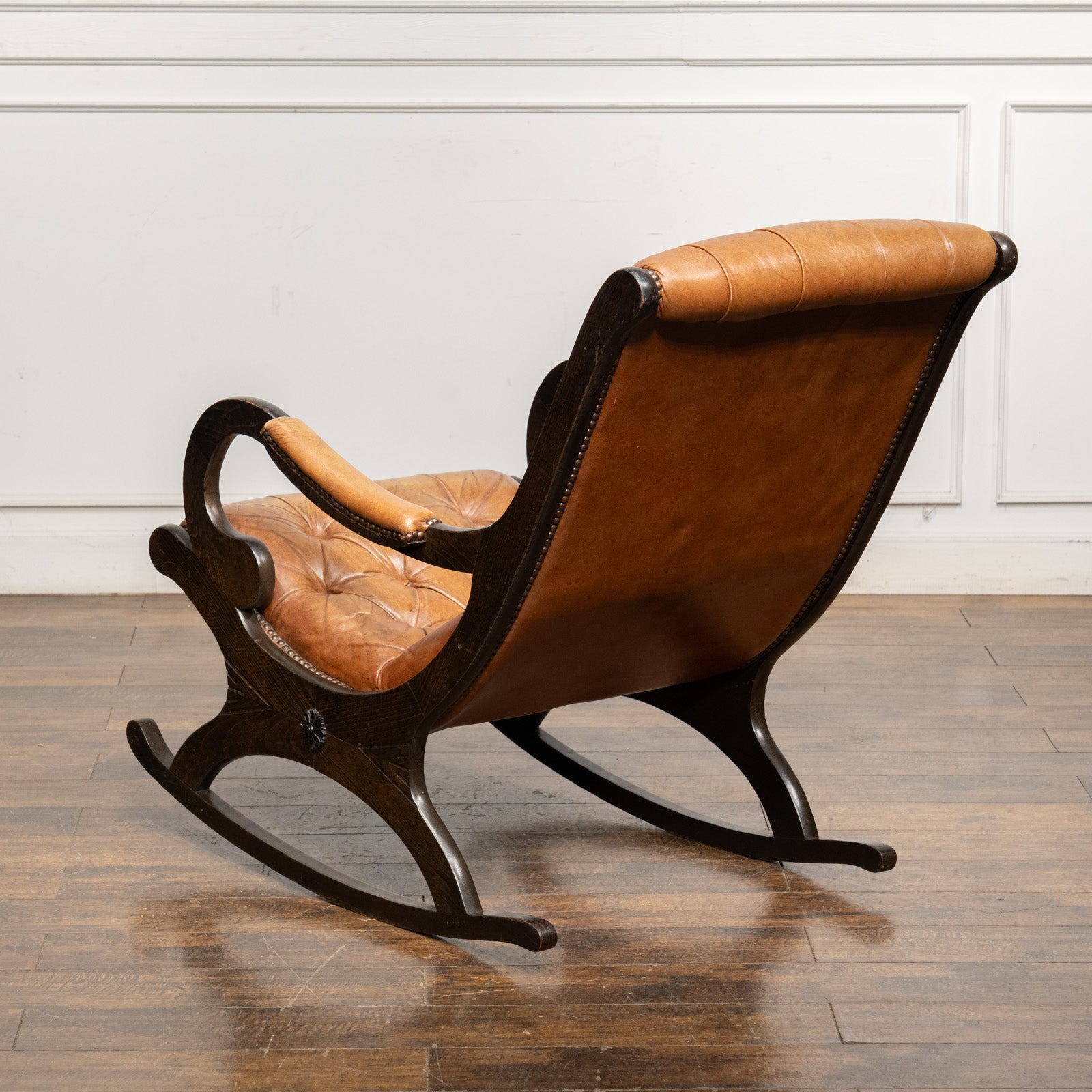 イタリア製　本革クラシック　ロッキングチェア　アンティーク　チェスターフィールド チェスターフィールド ロッキングチェア｜アンティーク家具・照明の