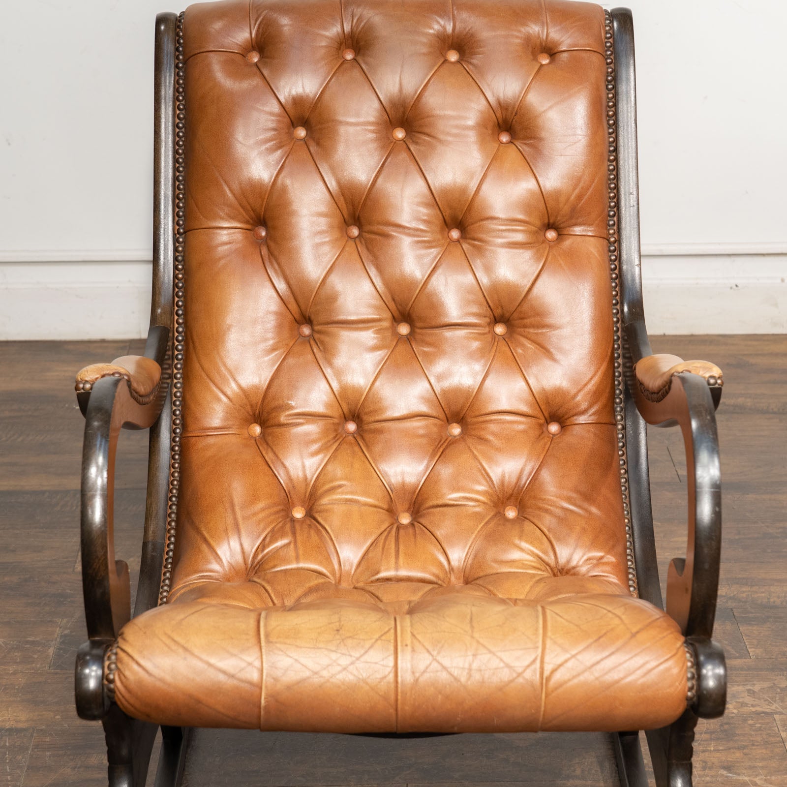 滑らかなフレームに上質なレザーで高級感ある佇まい チェスター