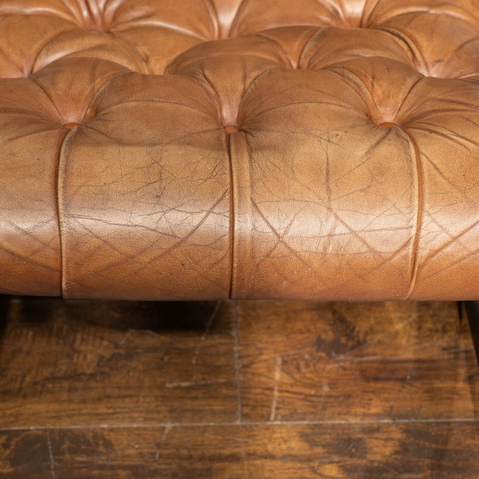 滑らかなフレームに上質なレザーで高級感ある佇まい チェスター