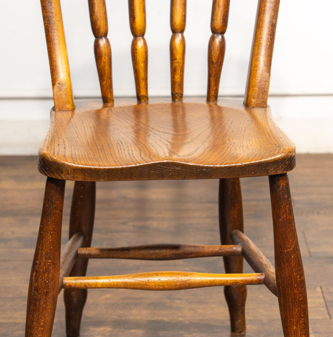 ナチュラルやカントリーテイストなお部屋作りにぴったり スピンドルバック キッチンチェア /25G-4