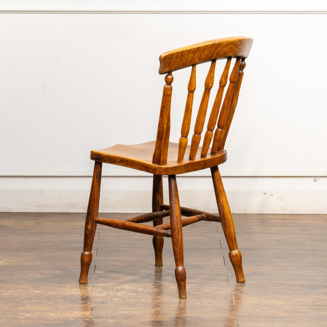 ナチュラルやカントリーテイストなお部屋作りにぴったり スピンドルバック キッチンチェア /25G-6