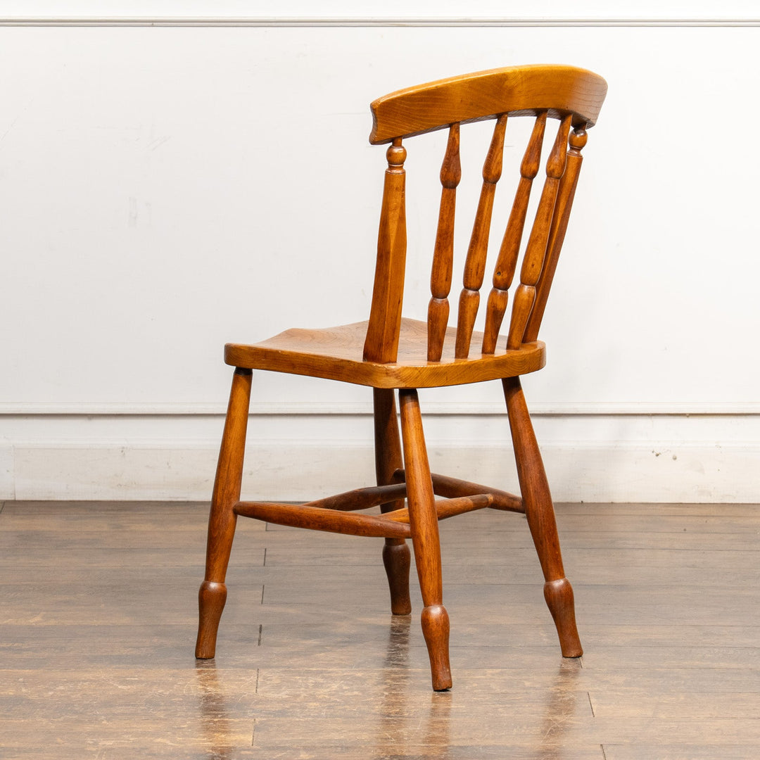 ナチュラルやカントリーテイストなお部屋作りにぴったり スピンドルバック キッチンチェア /25G-7