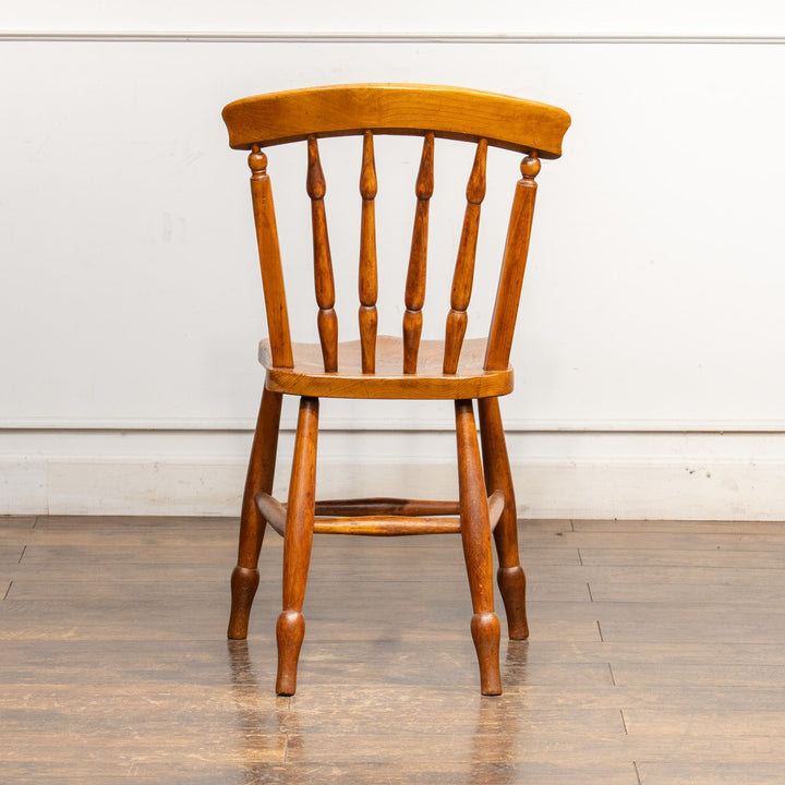 ナチュラルやカントリーテイストなお部屋作りにぴったり スピンドルバック キッチンチェア /25G-7