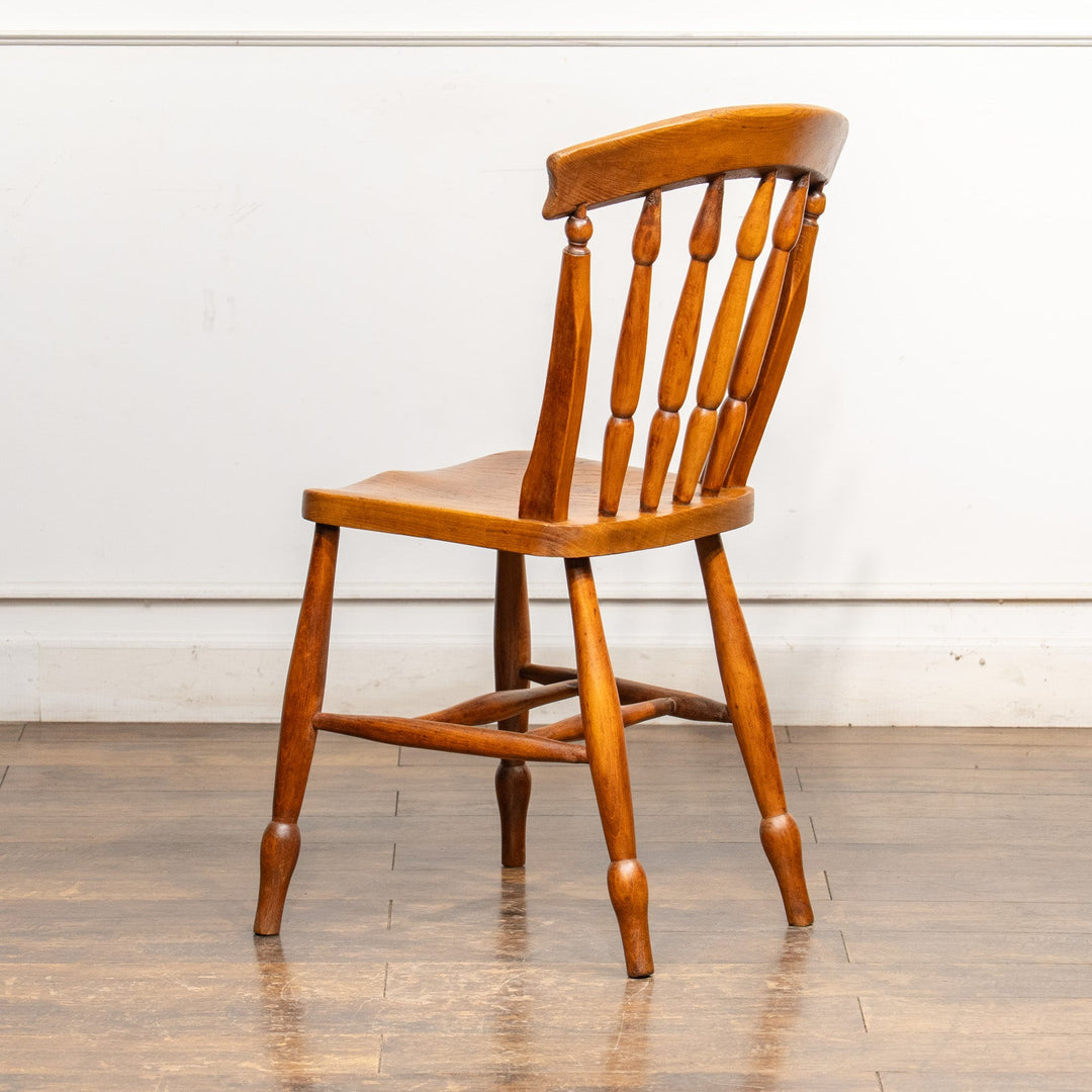 ナチュラルやカントリーテイストなお部屋作りにぴったり スピンドルバック キッチンチェア /25G-8